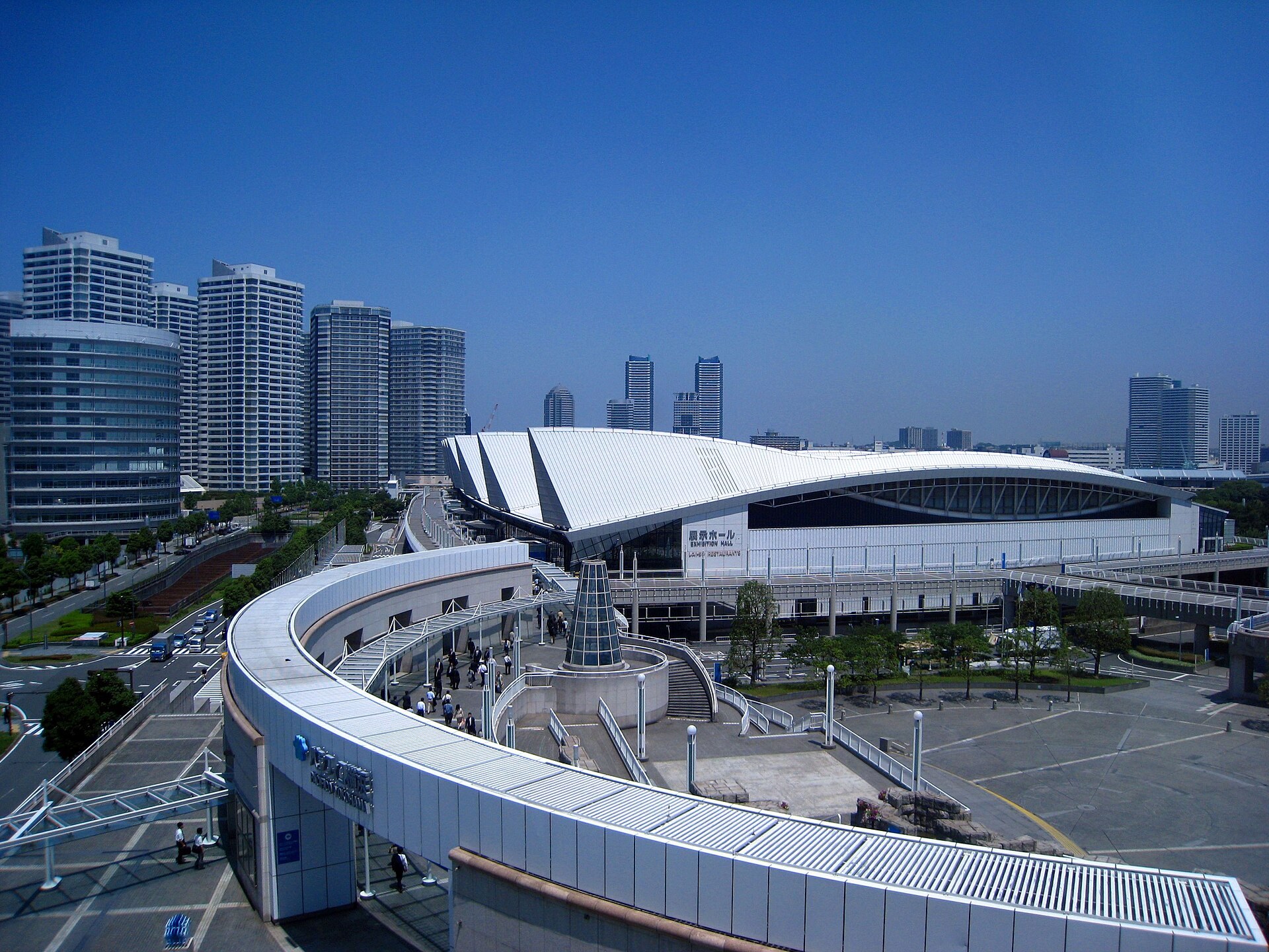 橫濱 Pacifico Yokohama 展示廳內設嘅大型聖誕主題實境逃脱遊戲場景，成場燈光昏暗、掛住聖誕樹同手工鐘，大量參與者於暗色空間中解謎。
