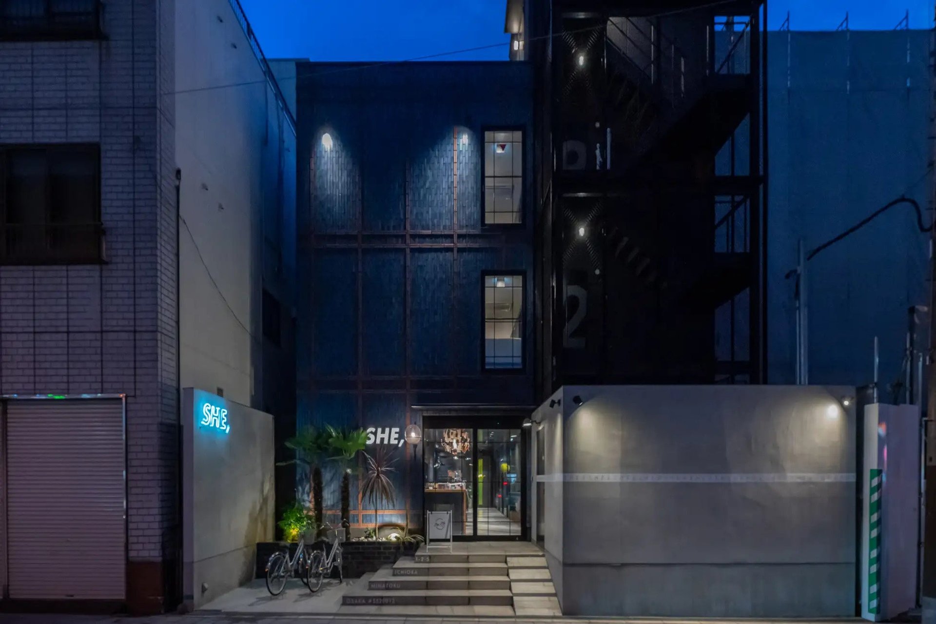 上演「泊得嘅戲」《深海浪漫奇譚》嘅 HOTEL SHE, OSAKA 外觀（大阪市）
