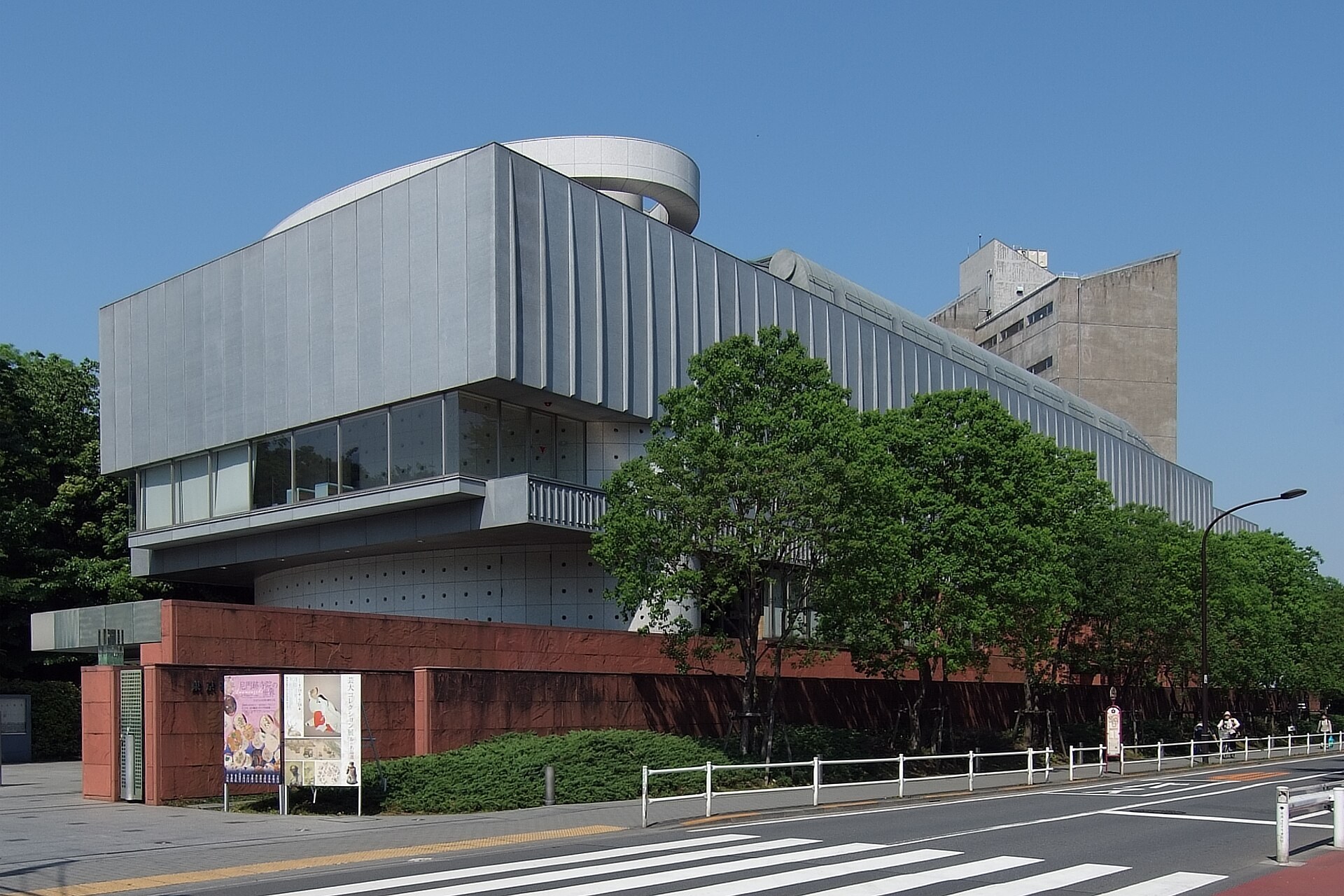 美術愛住館嘅展覽空間,牆上掛住柔和粉調嘅女性肖像畫,自然光透進