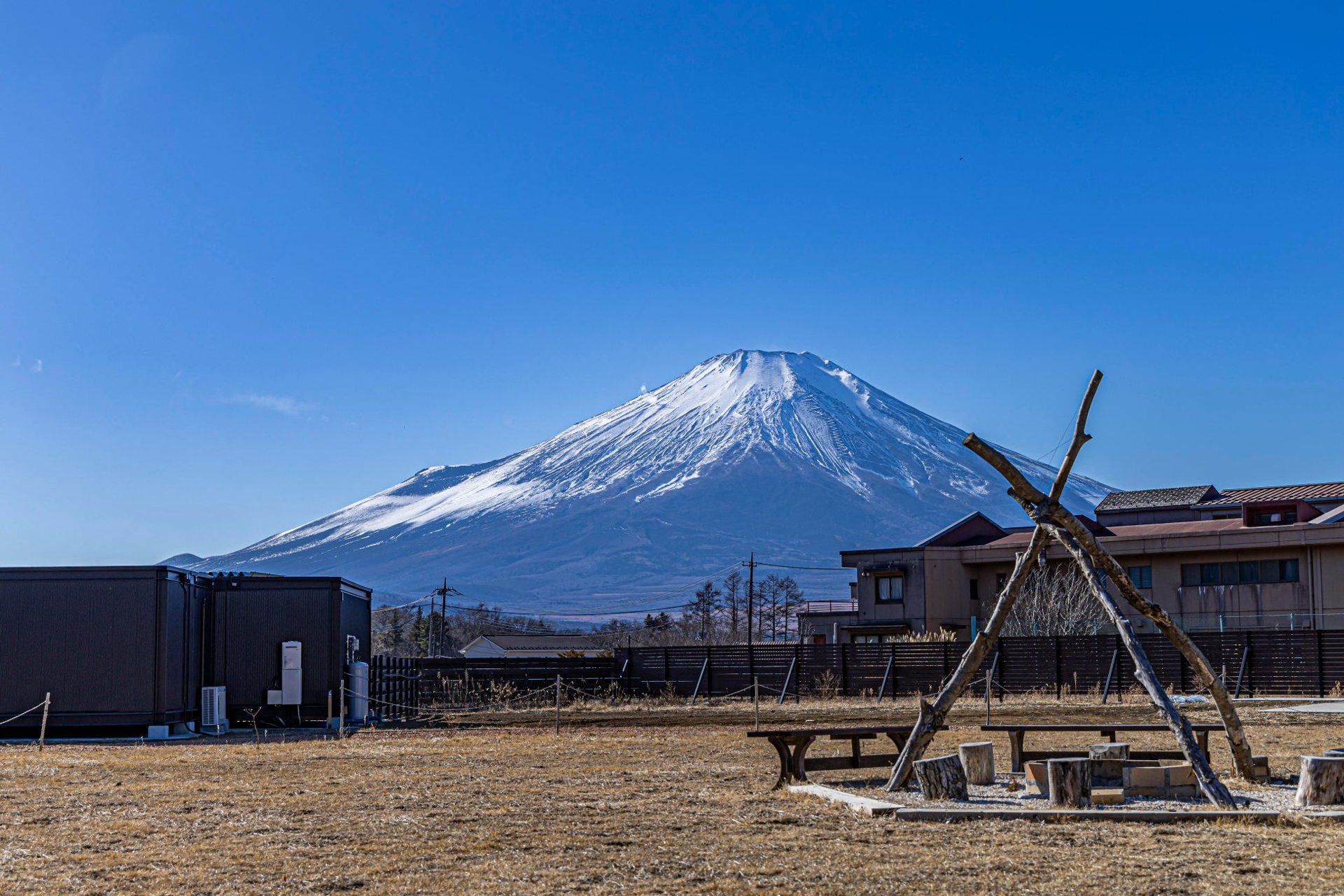 TOTONOI 富士山中湖豪華營地實景，背景為富士山