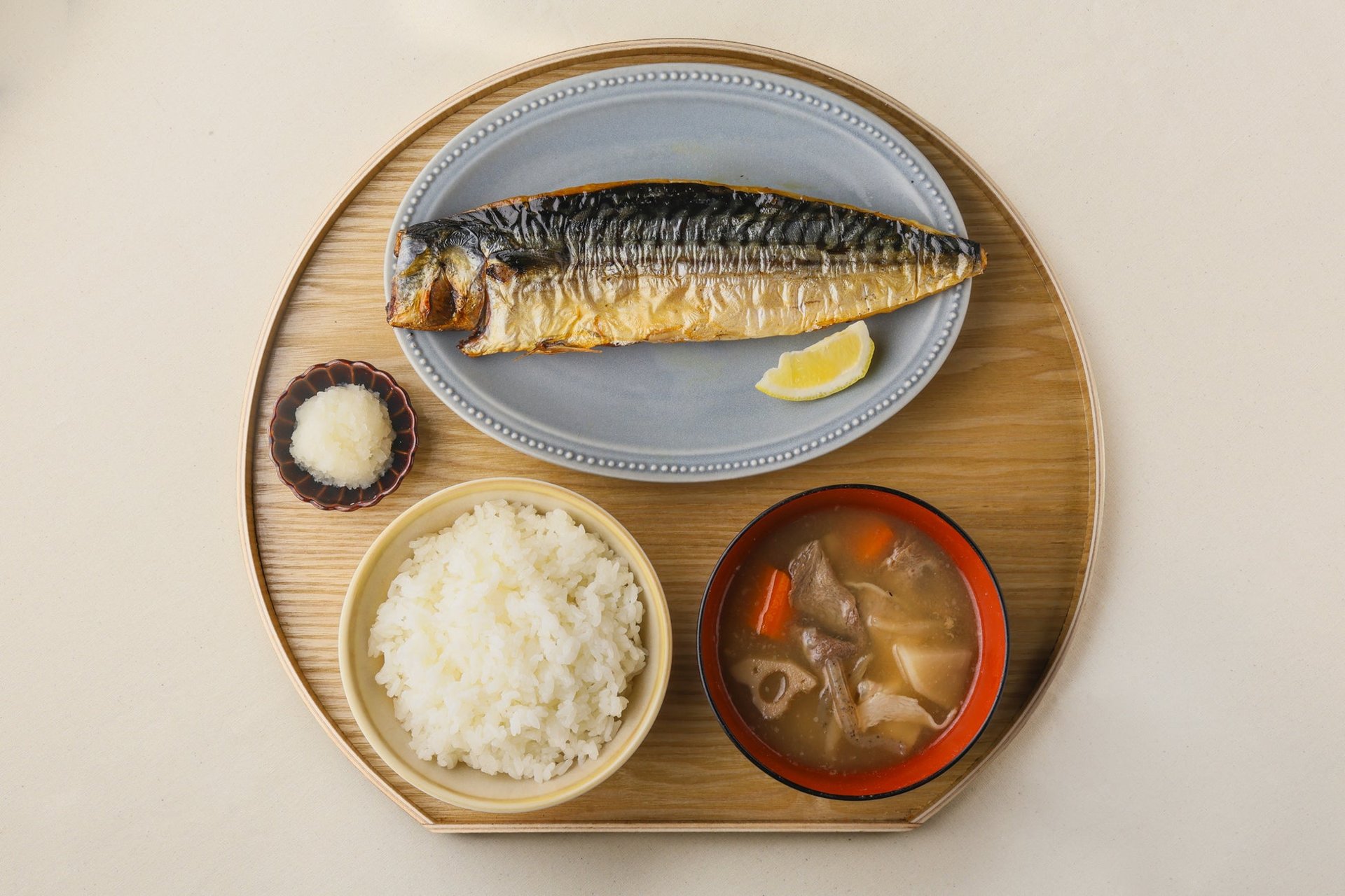 みつぼしや招牌菜:とろさばの塩焼き定食(脂身三文魚鹽烤定食)