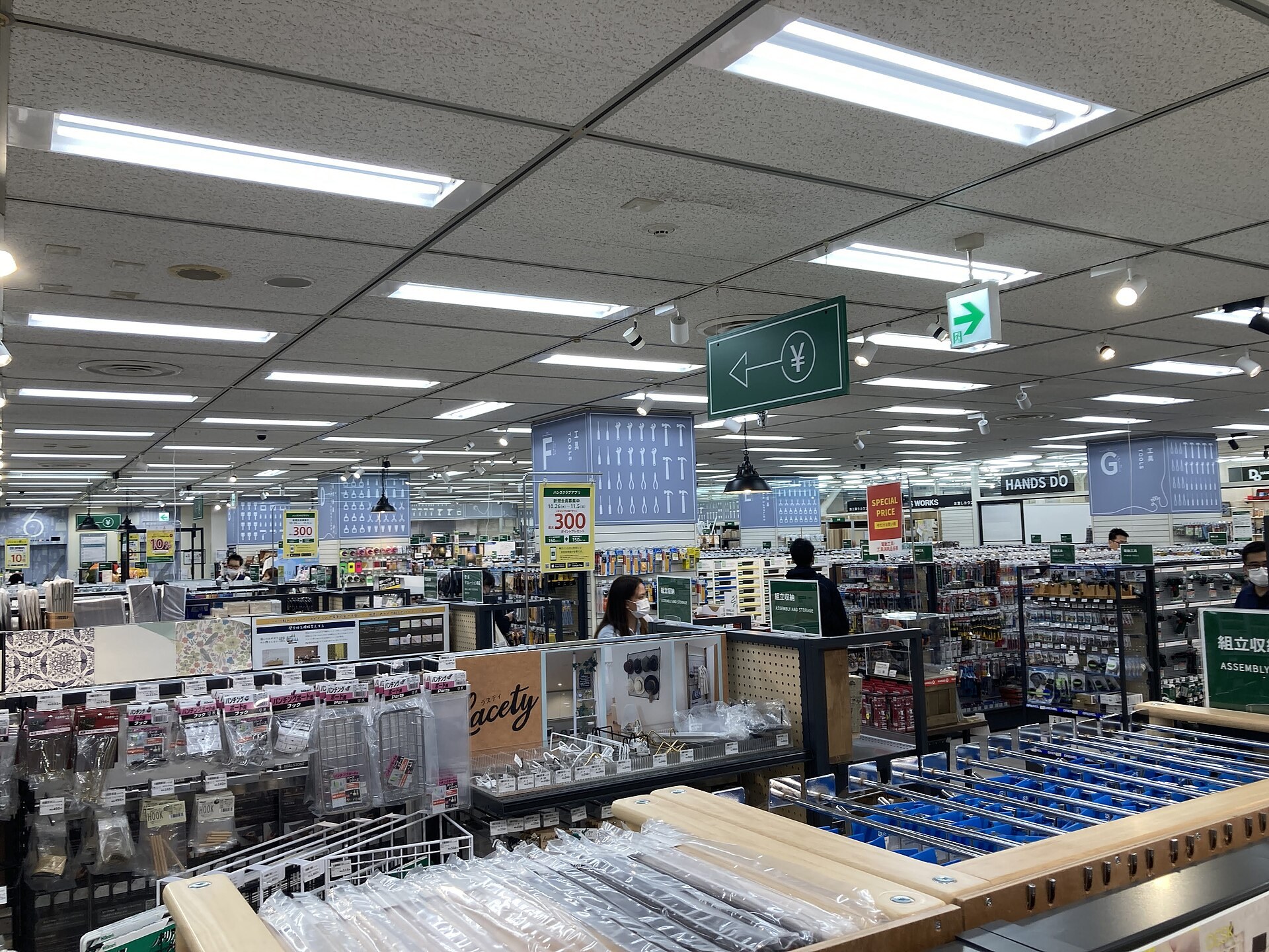 Hands 書店嘅期間限定桌遊特設展售區，多盒日式桌面遊戲喺貨架上展示