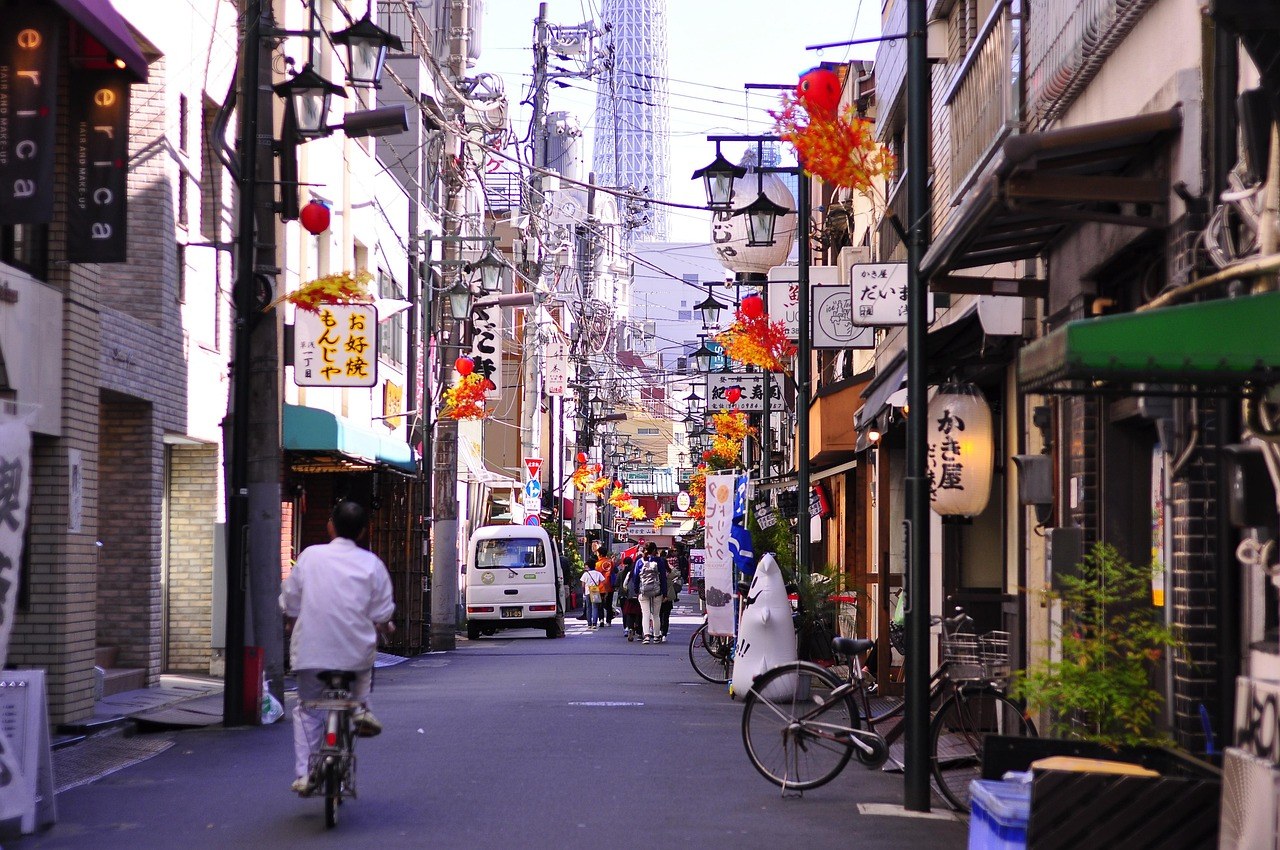 Good MONday 淺草酒店外景，現代都市風格，灰色調外觀