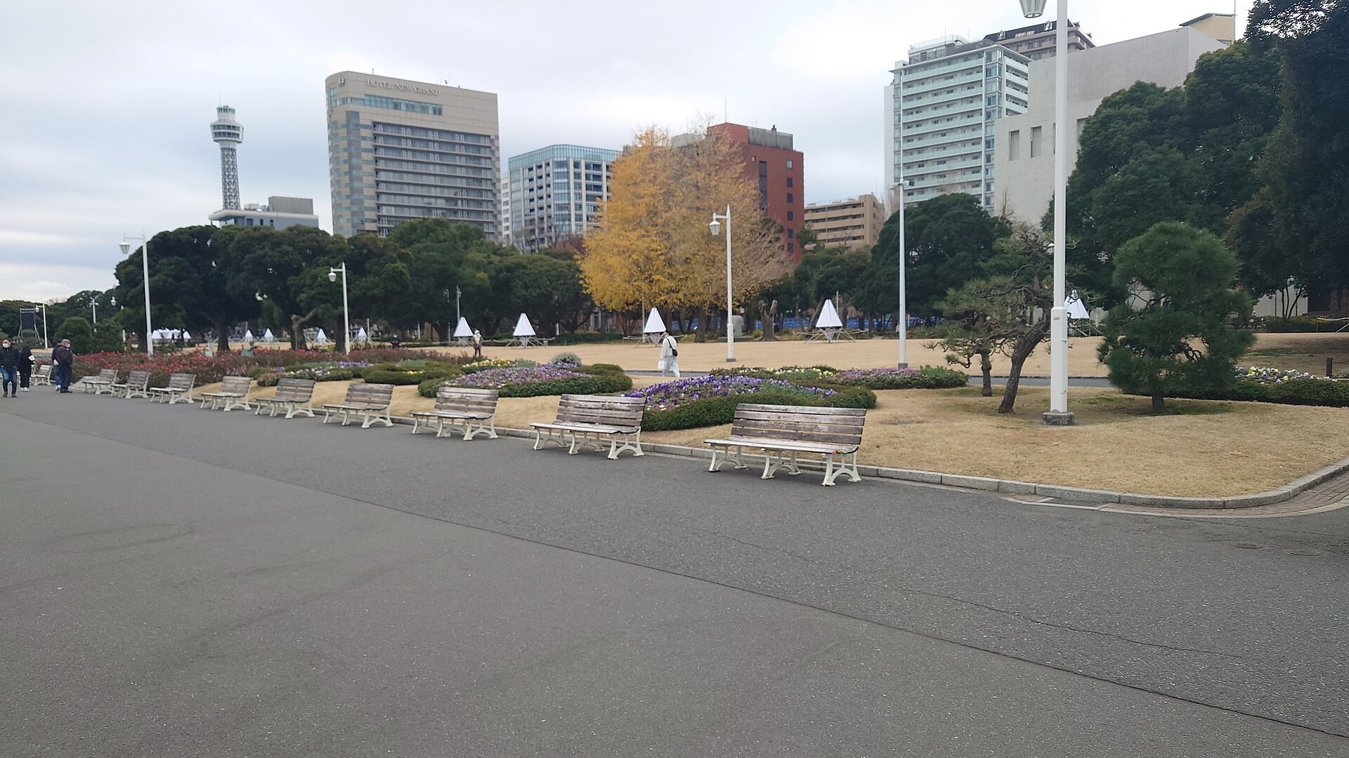 橫濱山下公園冬季特設溜冰場，四周燈光花卉裝置點亮，遊客於場內溜冰。