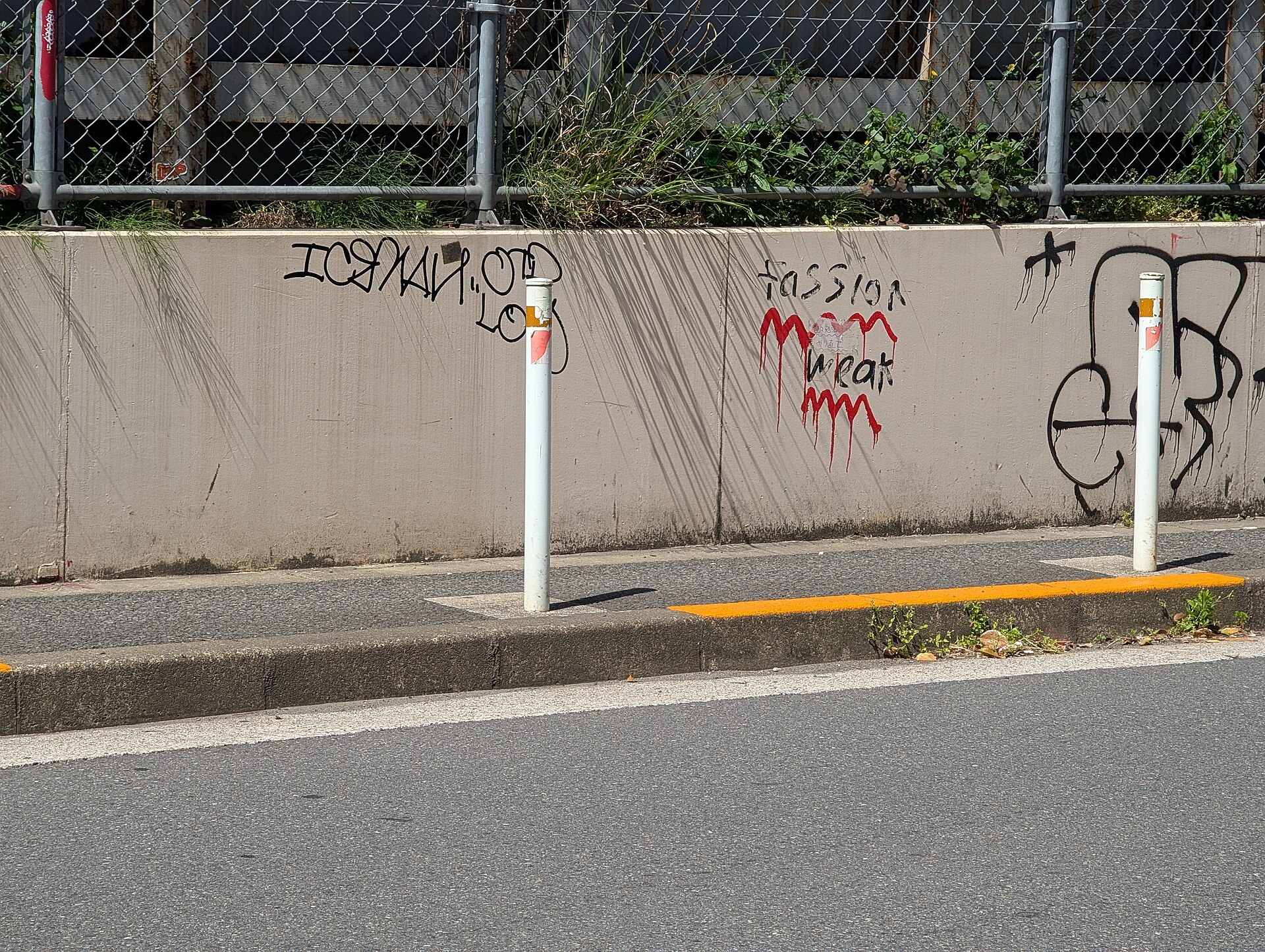 渋谷文化村通り嘅路上時裝秀，模特兒喺封路車道上走 runway，沿路觀眾舉住手機拍攝