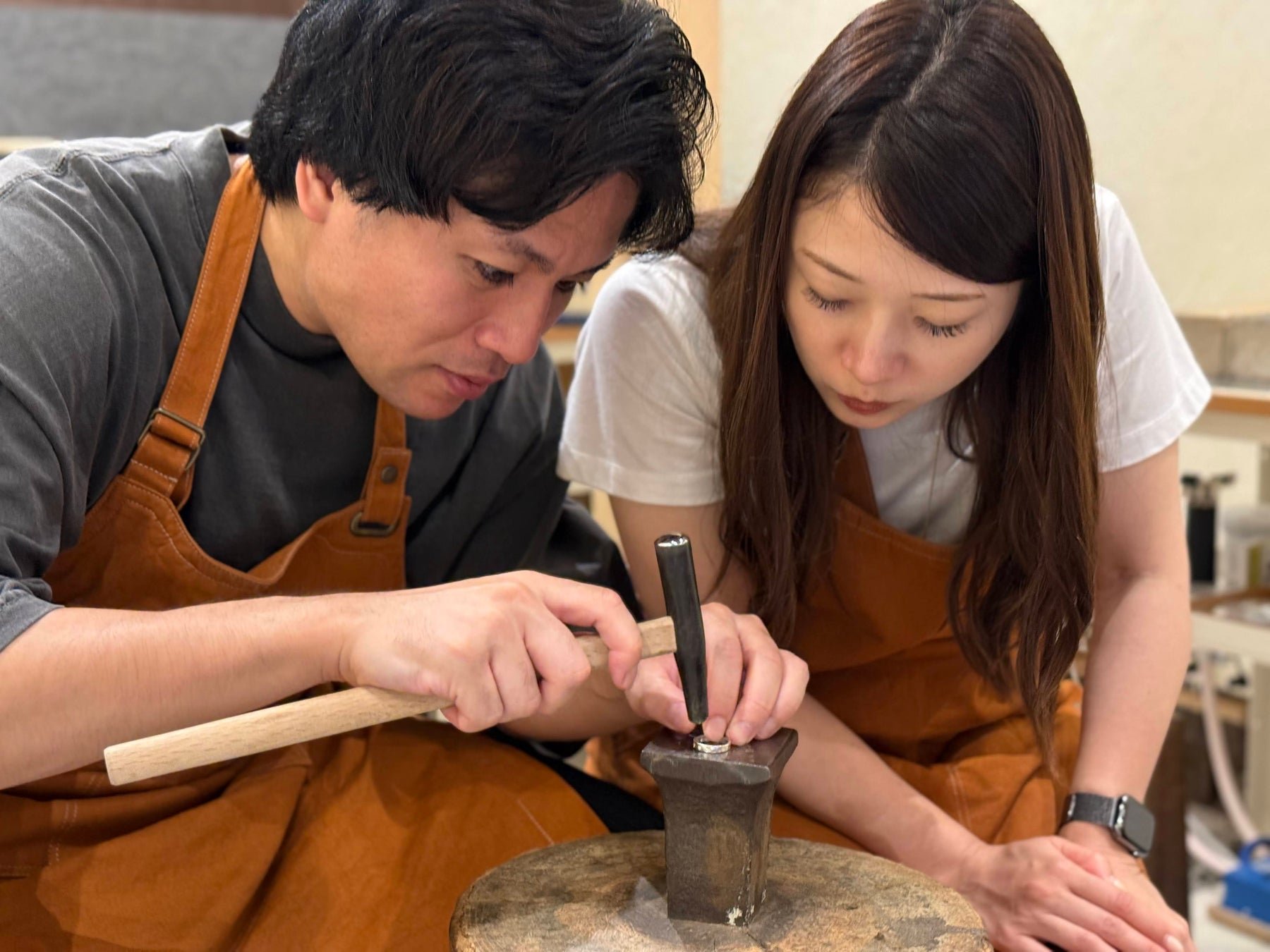 兩人一齊喺職人指導下製作珠寶