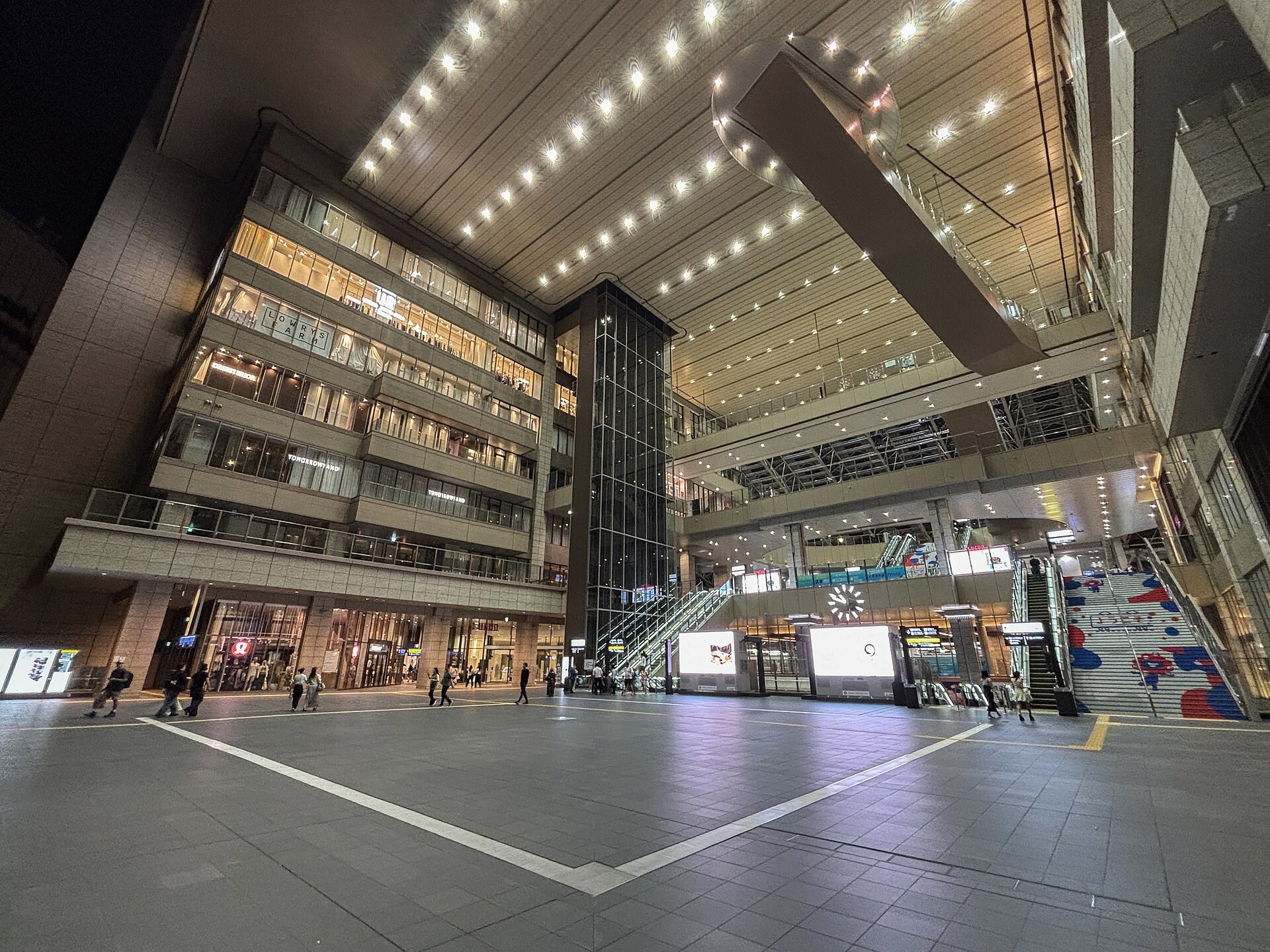 JR大阪站ノースゲートビルディング2樓アトリウム広場嘅農產品市集攤位，擺滿新鮮時令蔬菜