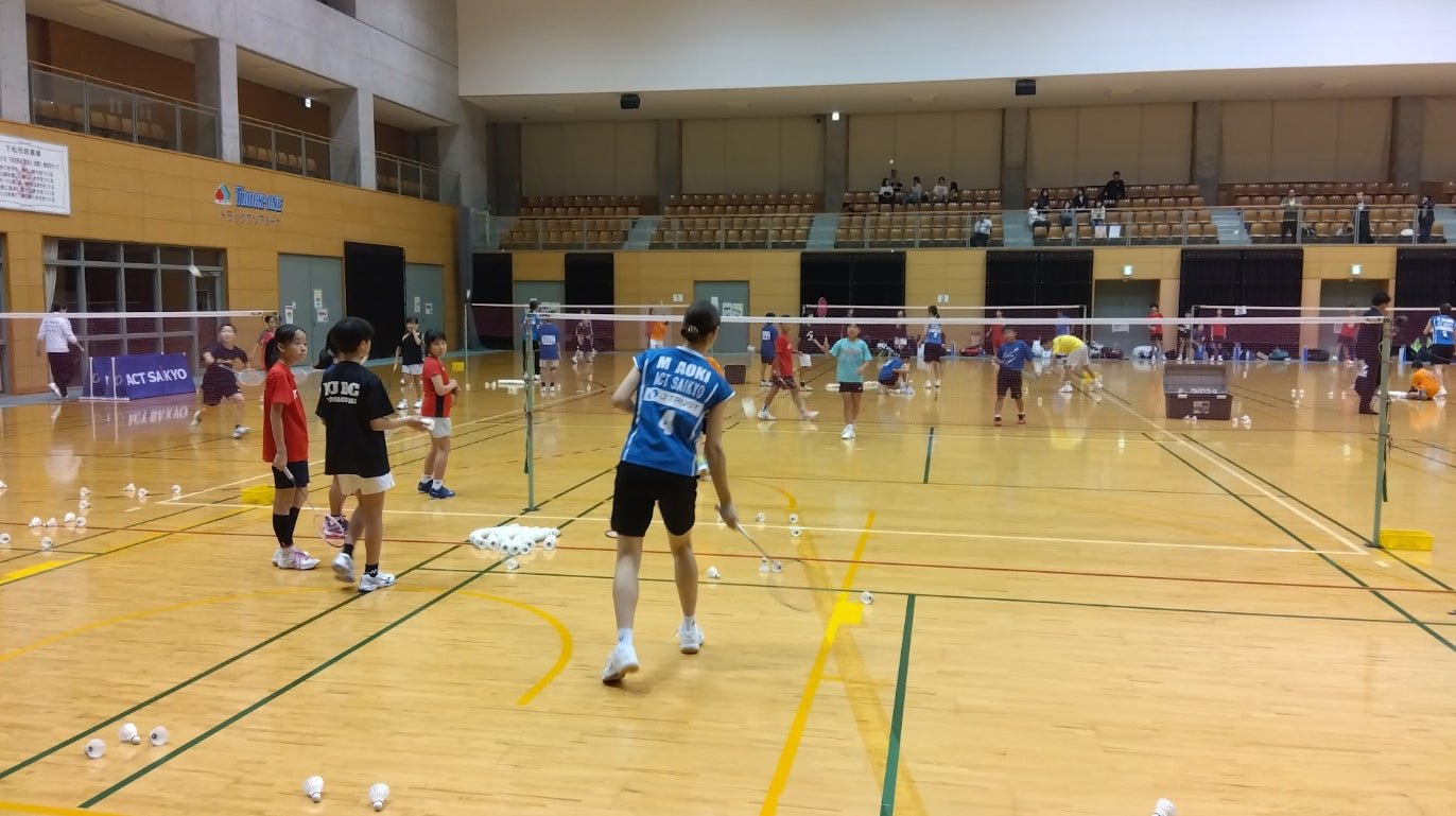 ACT SAIKYO 球員同小朋友喺下松スポーツ公園アリーナ 雙打交流嘅場面