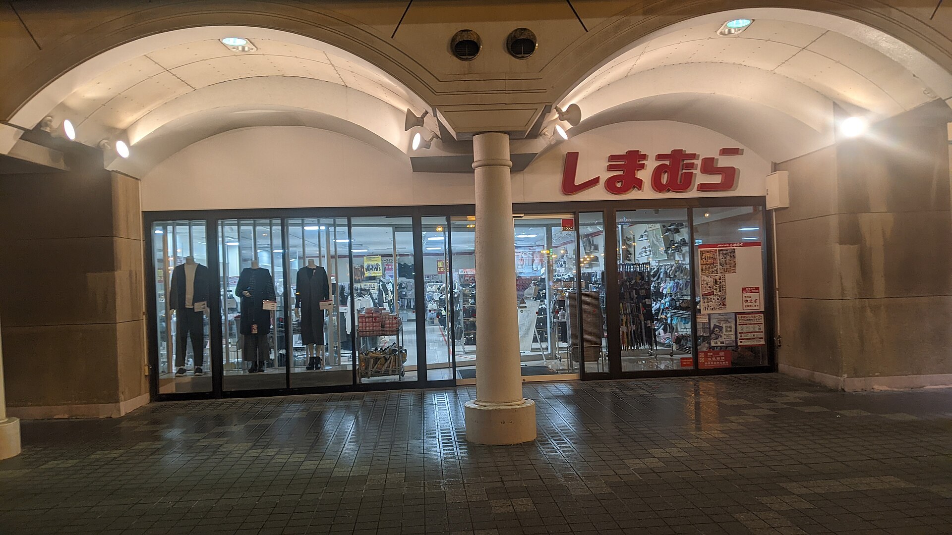 日本商場內的平價服装快閃店貨架,展示平價服裝及嬰童用品,無人