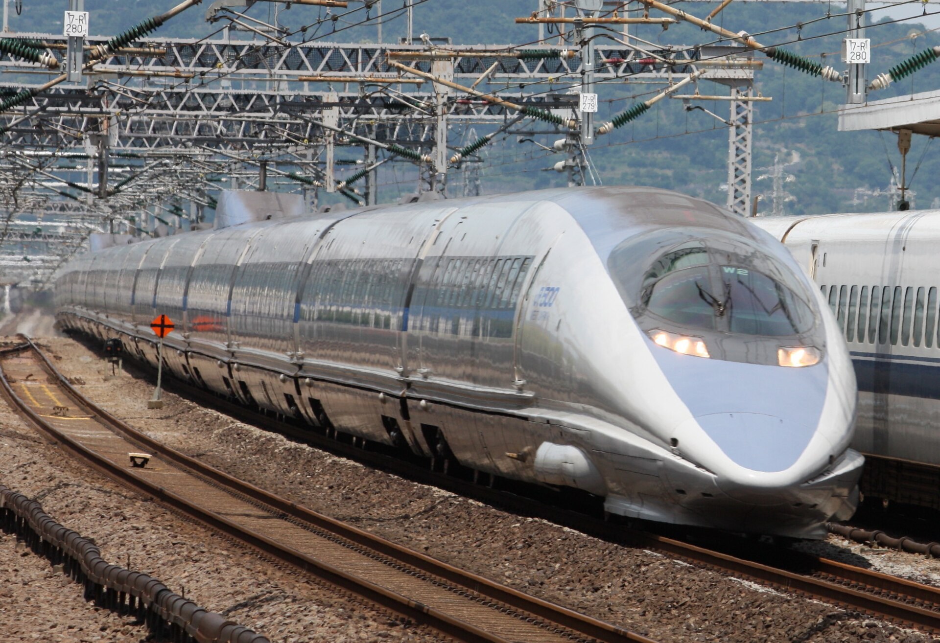 山陽新幹線車站站台，一列新幹線車頭駛入