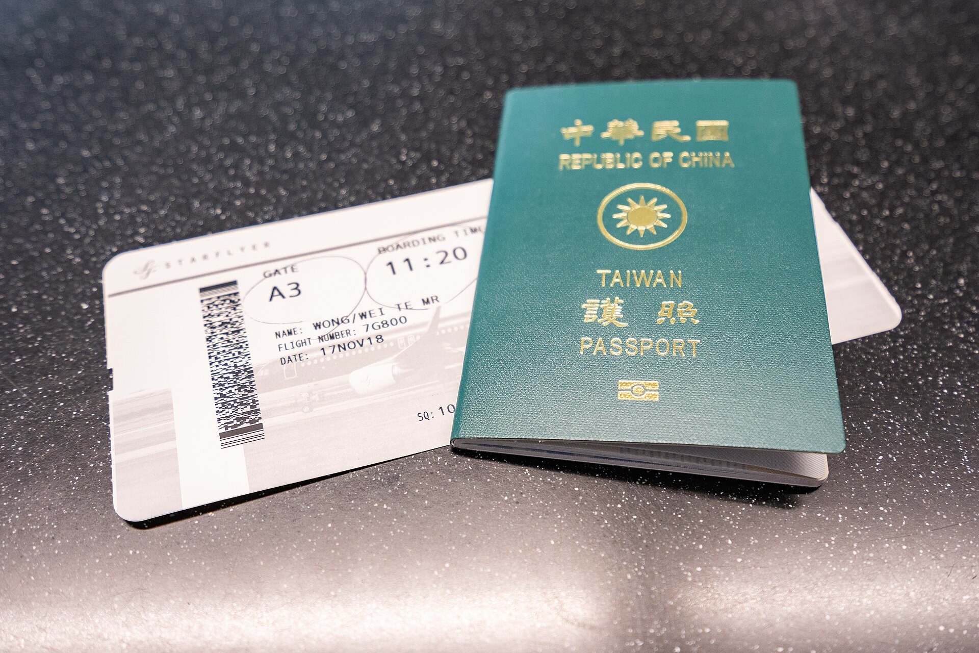 停在停機坪嘅單通道客機，準備起飛