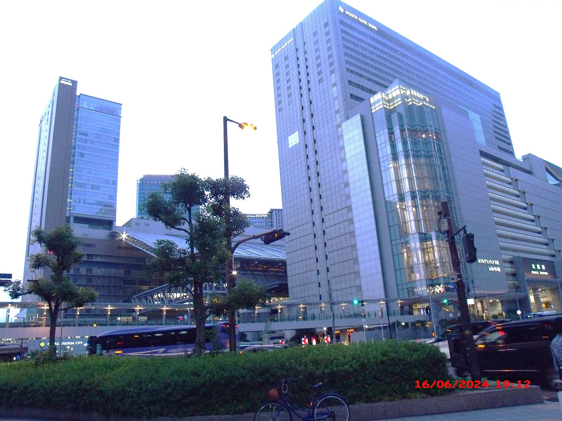 JR大阪站中央改札口旁新開lounge空間「ninareru」嘅內景示意：帶燈鏡嘅座位、簾幕分隔嘅半間位及更衣區