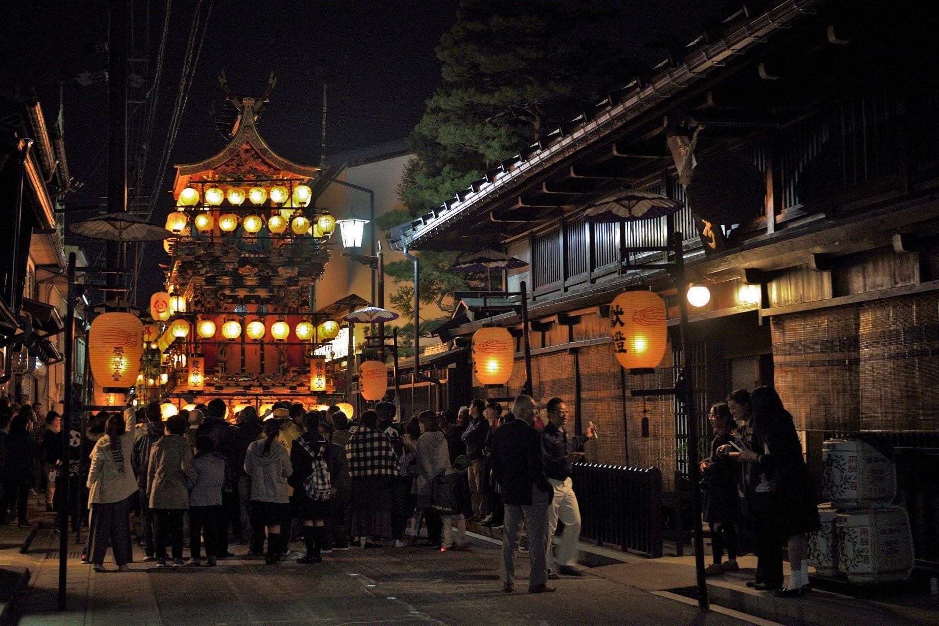 飛驒市古川祭第2日「夜祭」：祭屋台點亮燈籠巡行