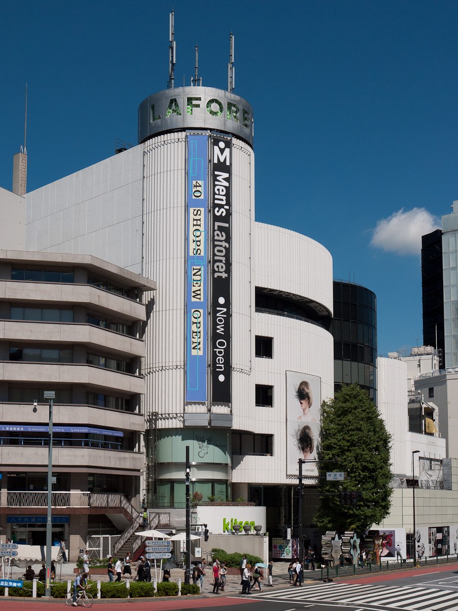 原宿 Laforet Harajuku 圓柱形外牆，2026 秋冬「LAFORET THE PLAYGROUND」視覺。