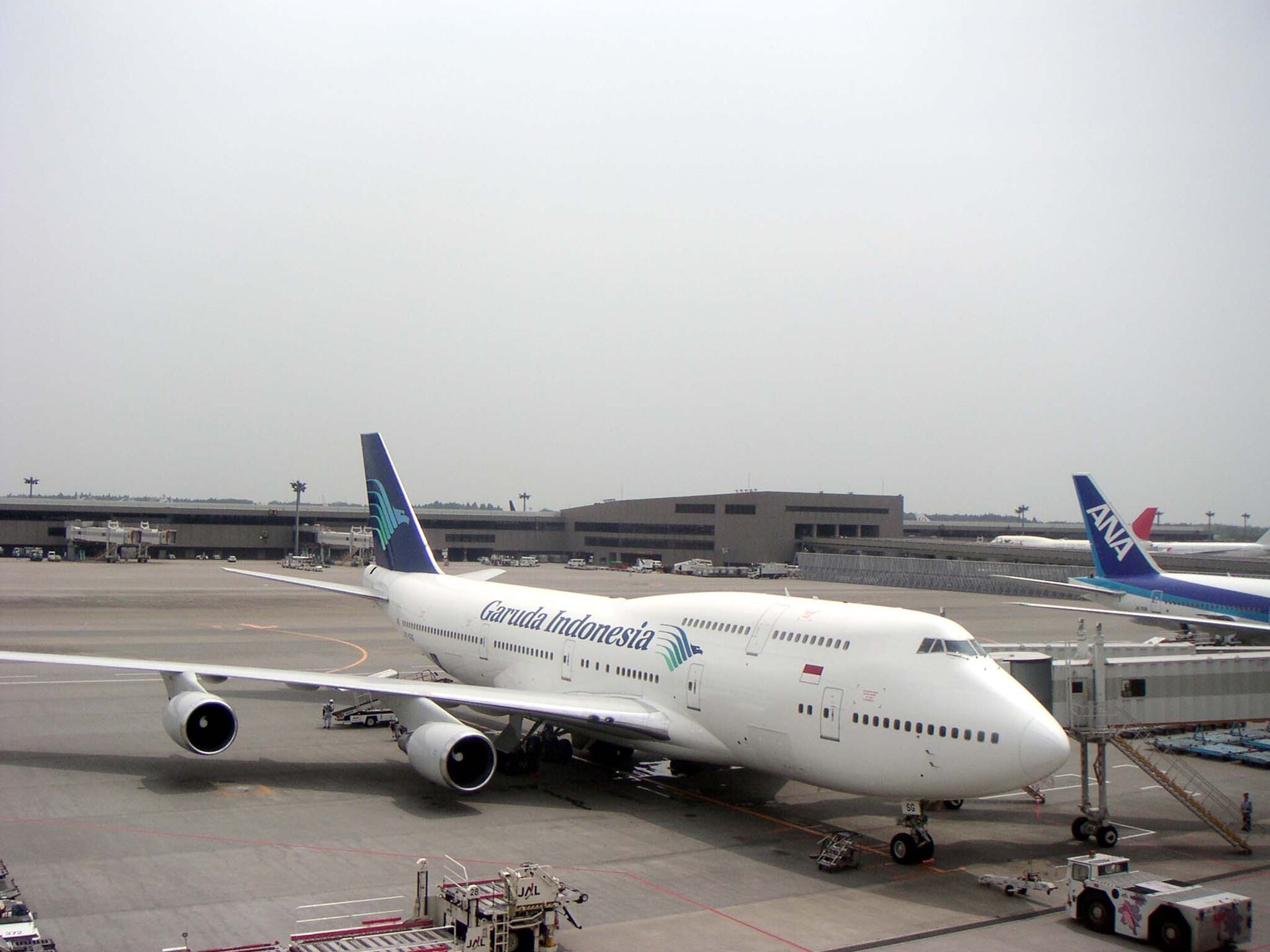寫實示意圖：日本機場候機區，旅客準備乘機（AI生成，非實景）