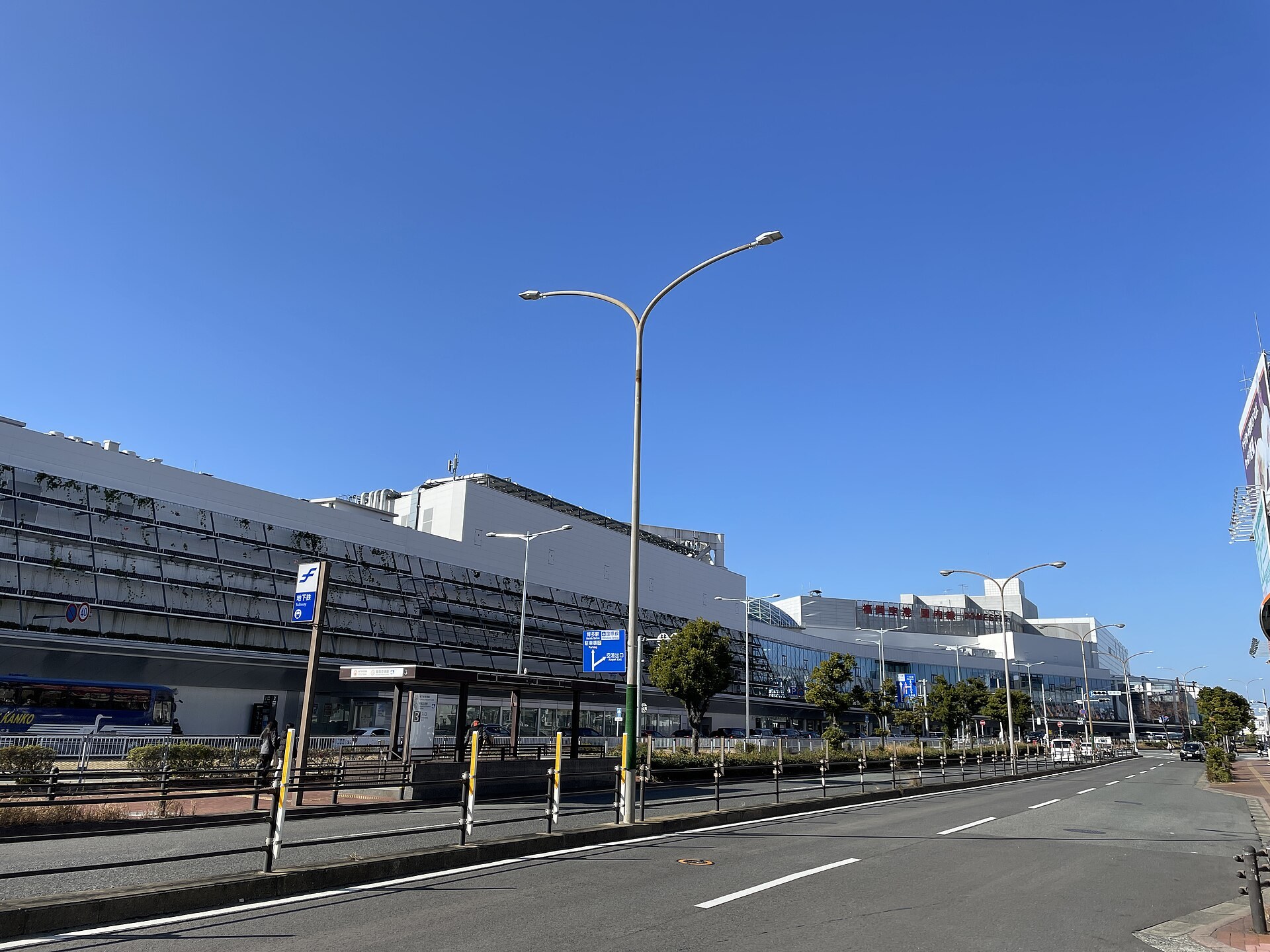 長榮航空客機停於機場航線