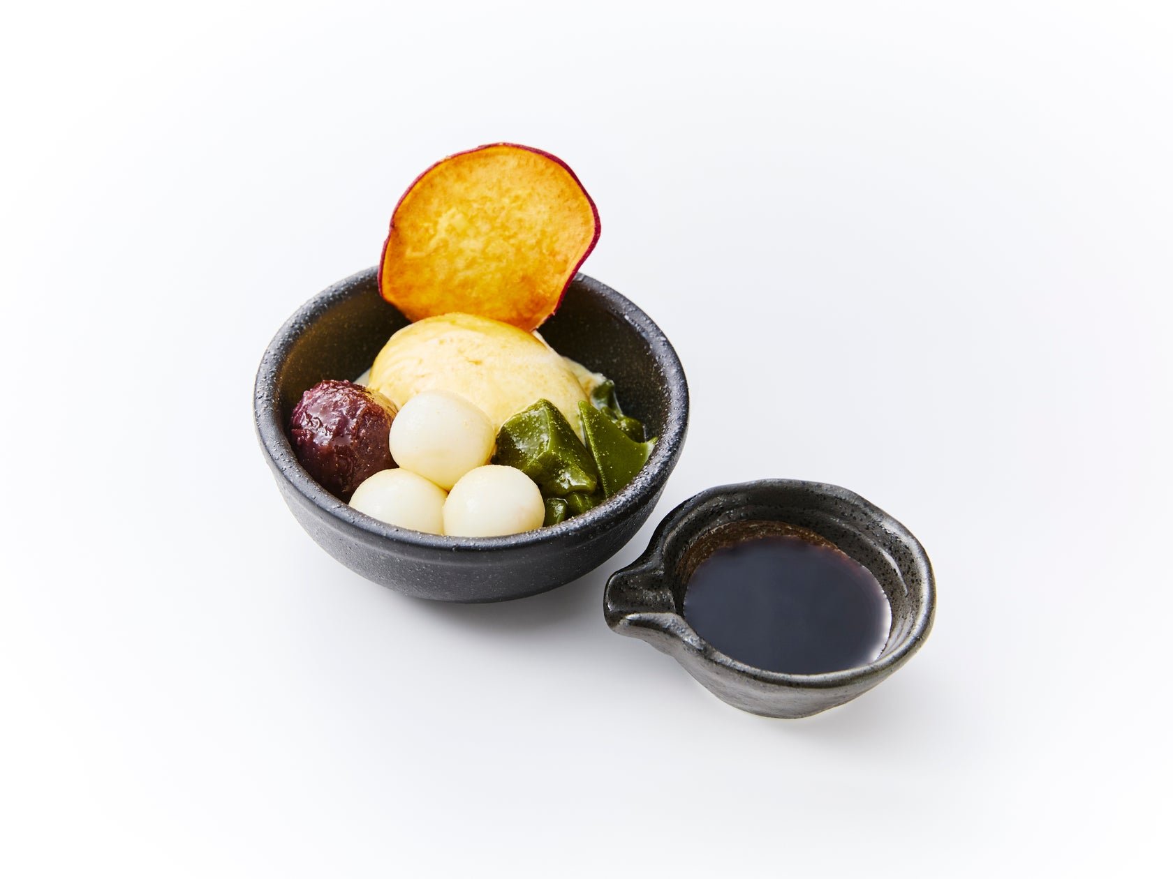 「日本橋榮太樓監修 黒みつとつぶあんのミニ抹茶パ-fe」黑蜜紅豆迷你抹茶芭菲圖片(來源:新華田 PR TIMES)