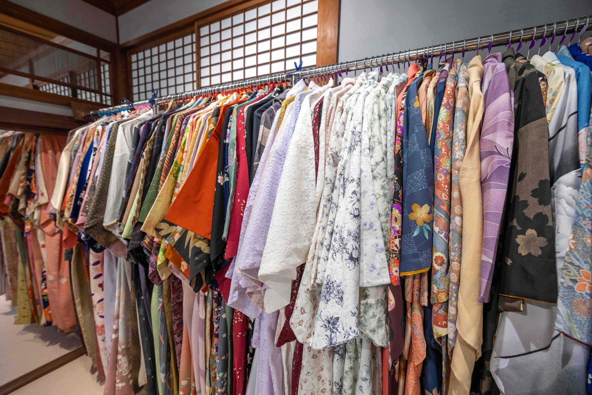 店内和服陳列：女裝200件、男裝80件、幼童40件