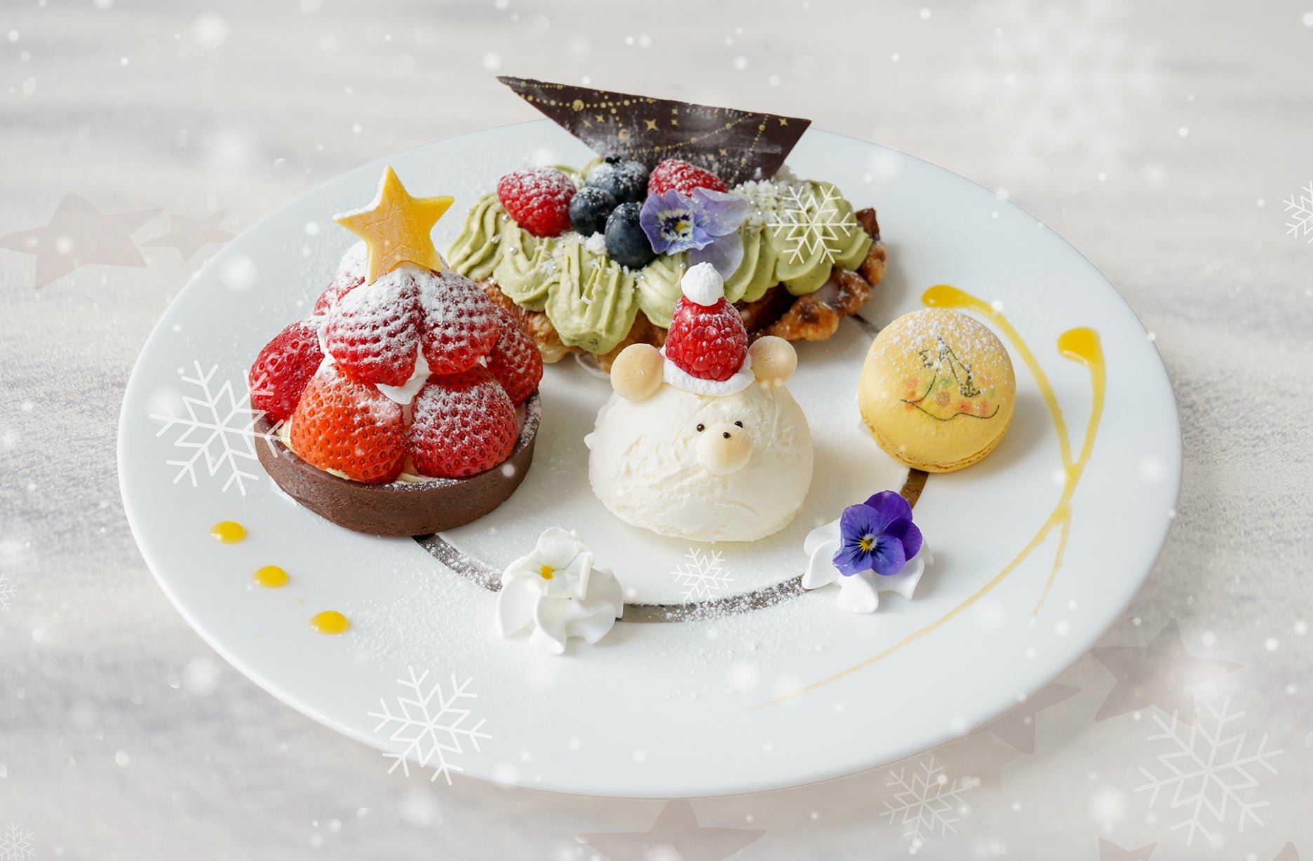 クロッフルプレート「聖なる夜のサンタベア」：croffle 上加濃味 pistachio 忌廉、聖誕夜空主題嘅朱古力 toping，以可可塔為底嘅草莓聖誕樹，同戴聖誕帽嘅熊仔雪糕