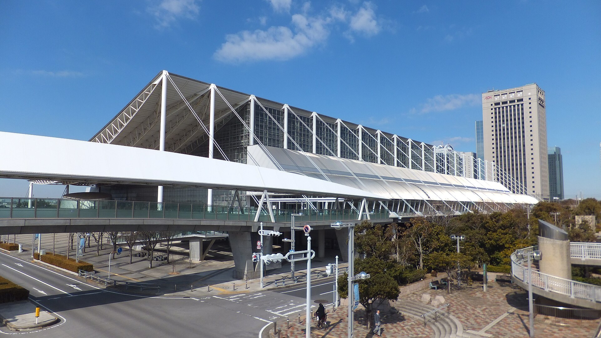 幕張 Messe 展示館內嘅大型露營車展，多輛露營車排列展示