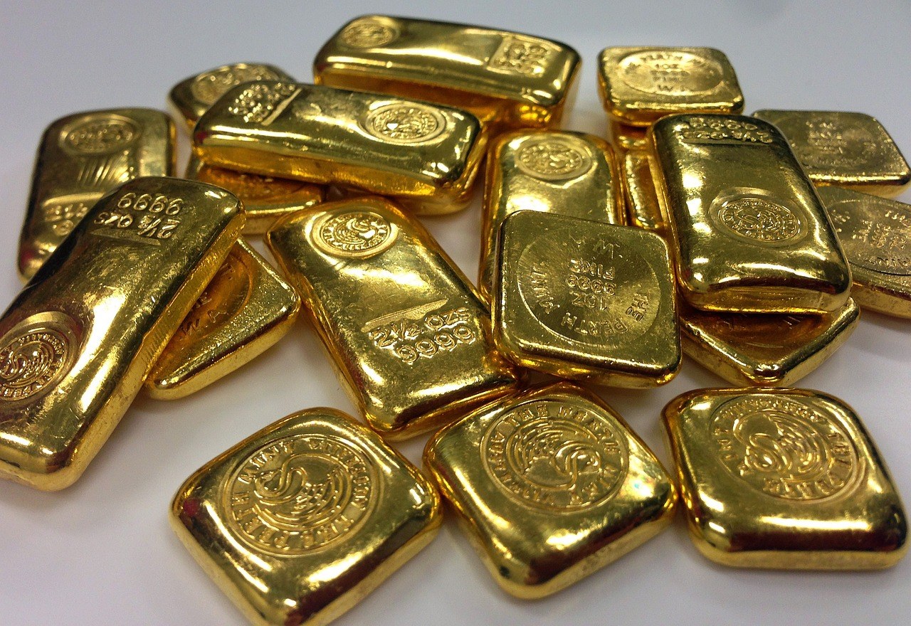金牙同金飾品喺透明小盒入面,置於珠寶回收店櫃檯上