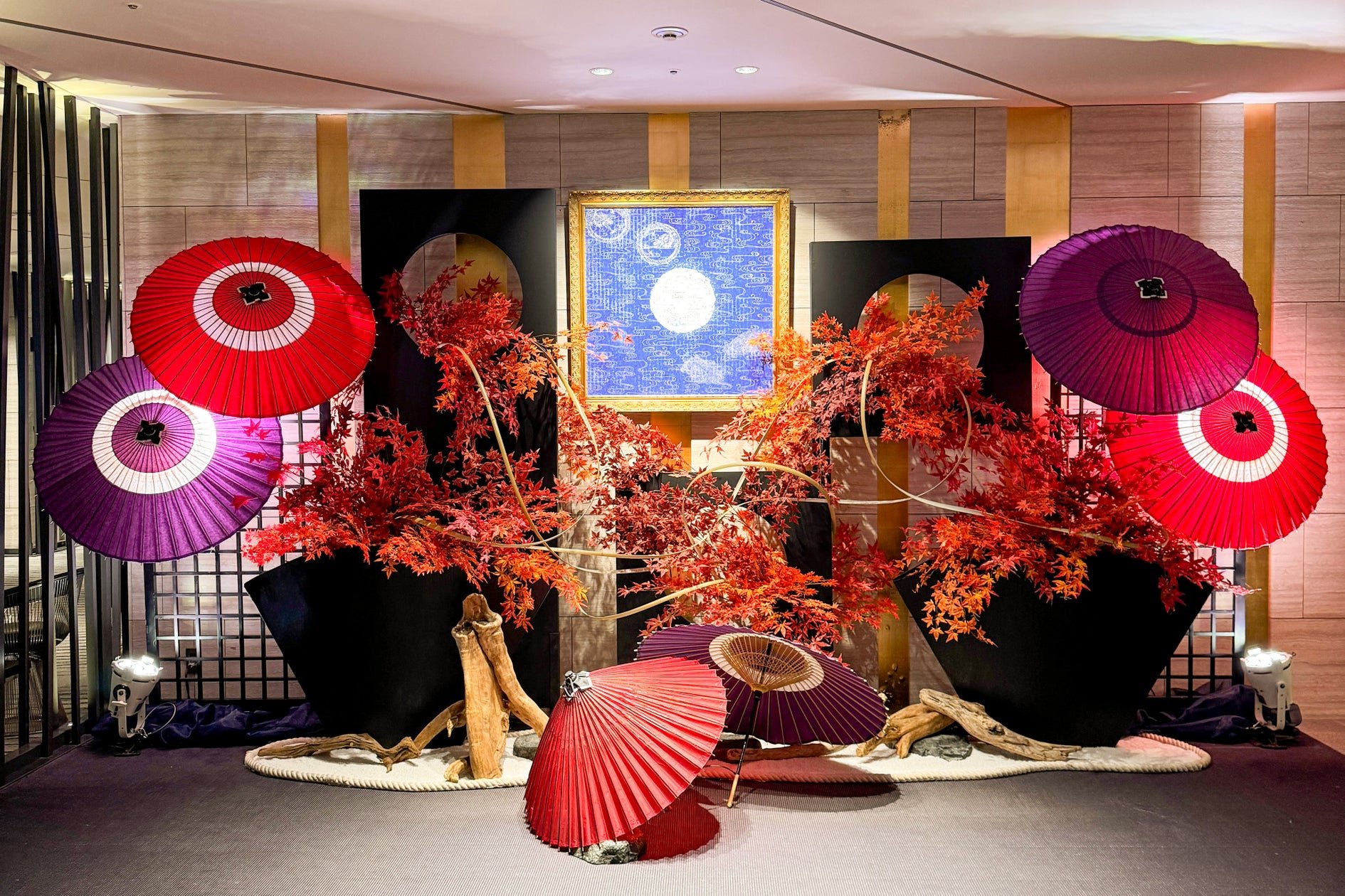利嘉閣皇京酒店京都1樓大堂嘅京和傘同紅葉秋色展示
