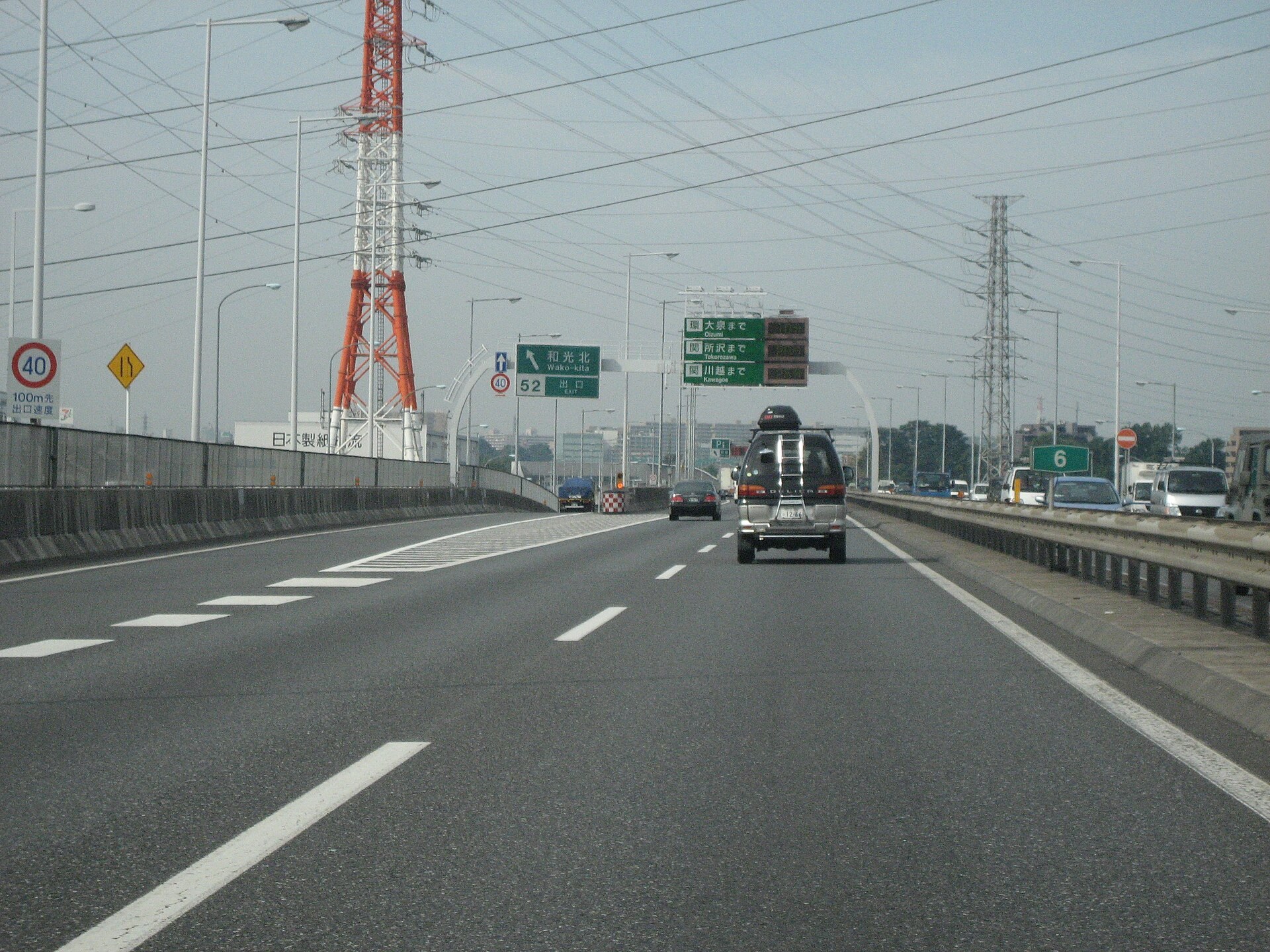 示意圖：日本高速公路嘅ETC式料金所，車輛駛過ETC車道