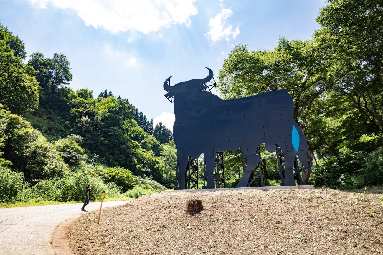 Santiago Sierra作品「ブラックシンボル」(黑牛雕塑),係呢次松之山同西班牙雪莉酒合作嘅起點