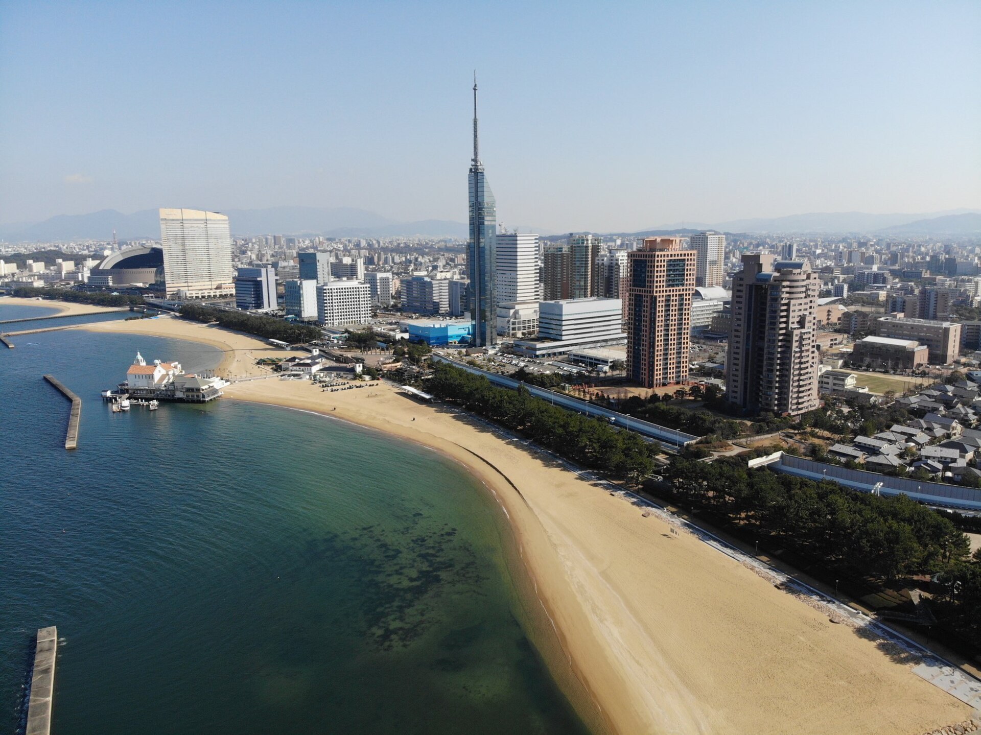 福岡市城市景觀，寫實新聞攝影風格，無文字無商標