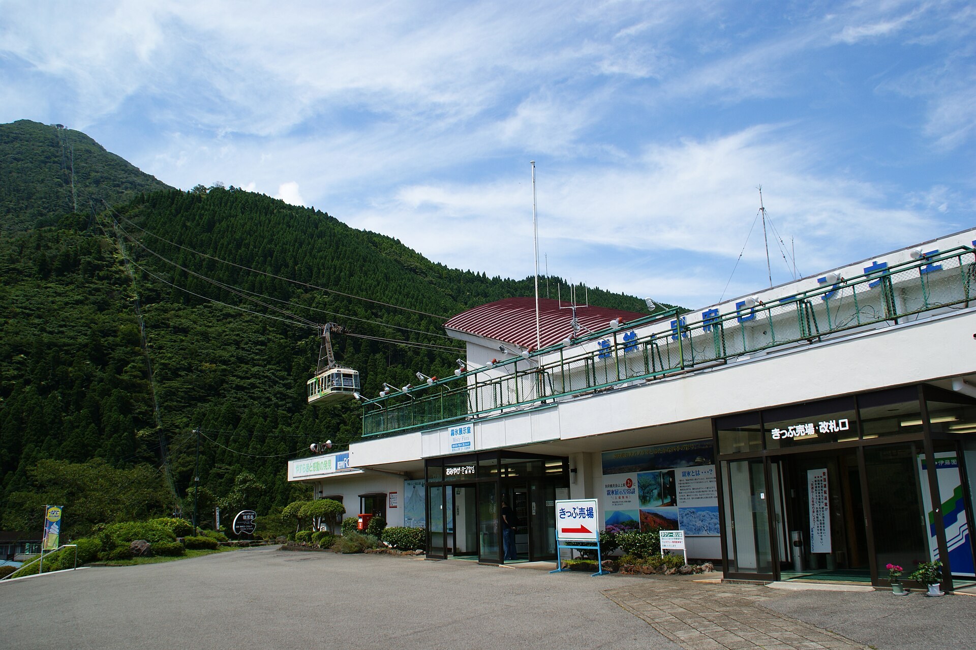 別府纜車喺黎明前駛上鶴見岳,山頂方向朝大分市望日出