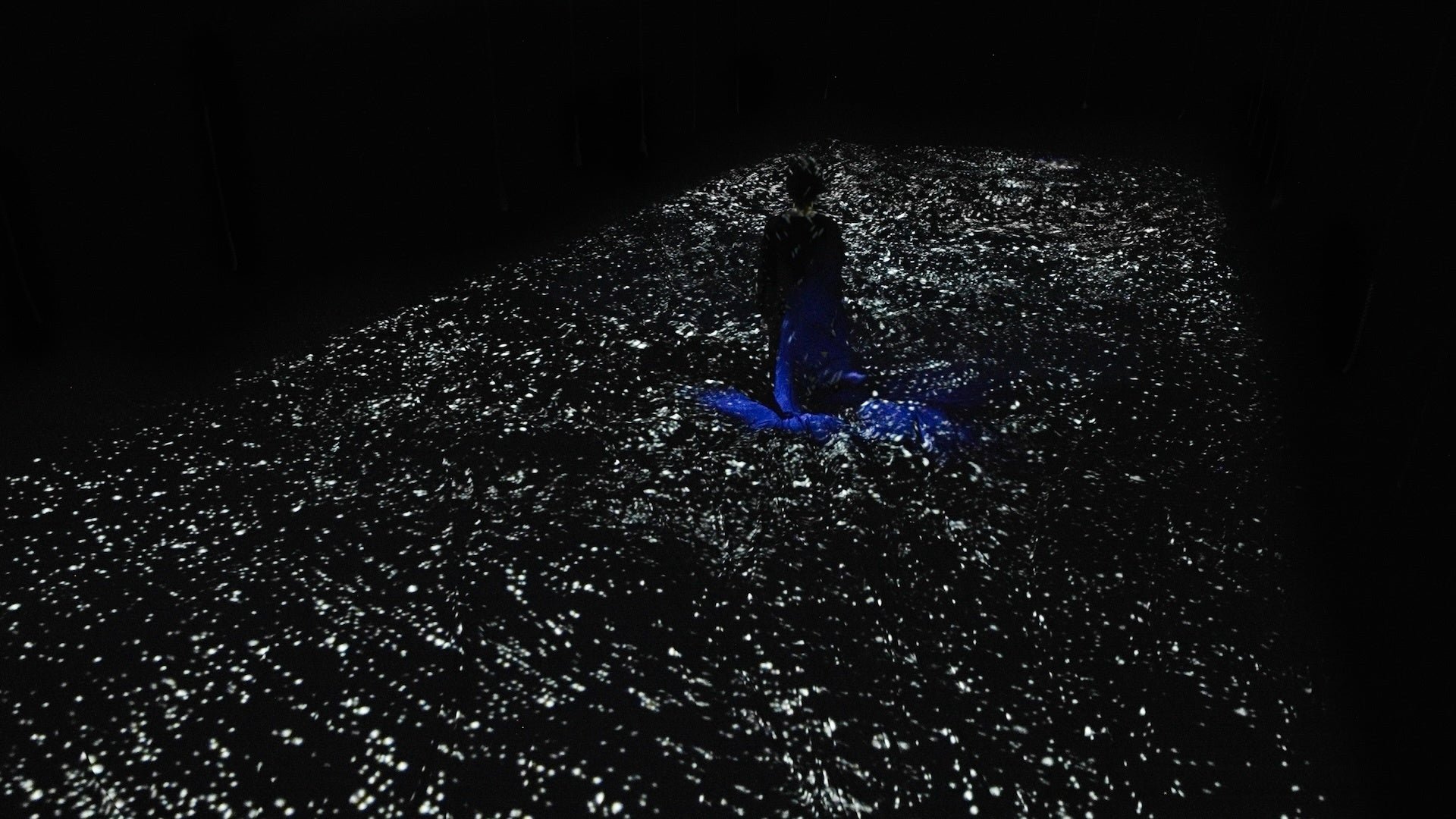 teamLab Planets TOKYO 新作《波の塊》（Body of Waves, 2026）：參觀者喺大型柔軟互動雕塑上行走，雕塑因身體力量而變形，無數光線沿雕塑形態流落。來源：teamLab © teamLab