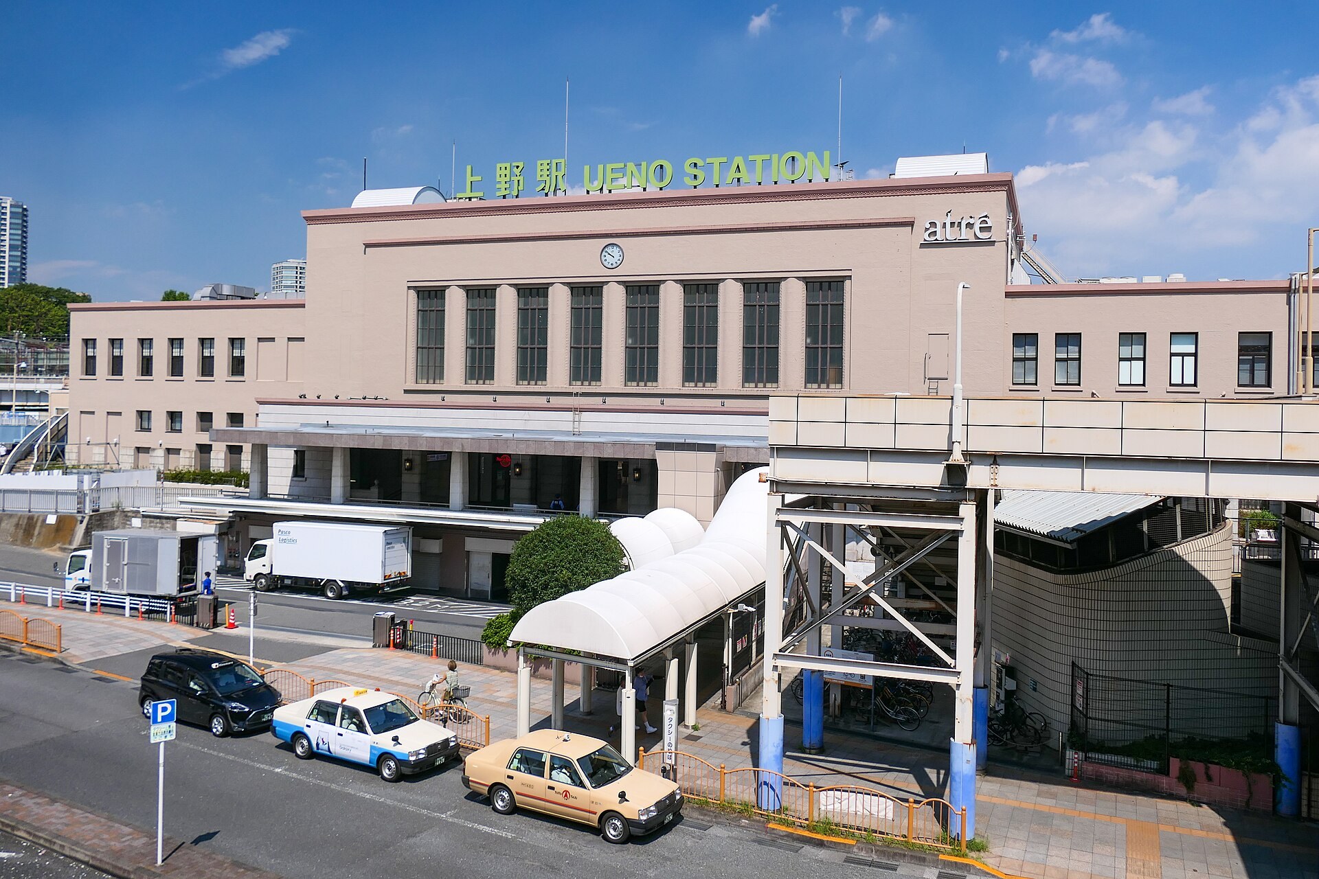 上野站中央大廳內設嘅卡通企鵝相片打卡區,背景為Suica企鵝主題佈置