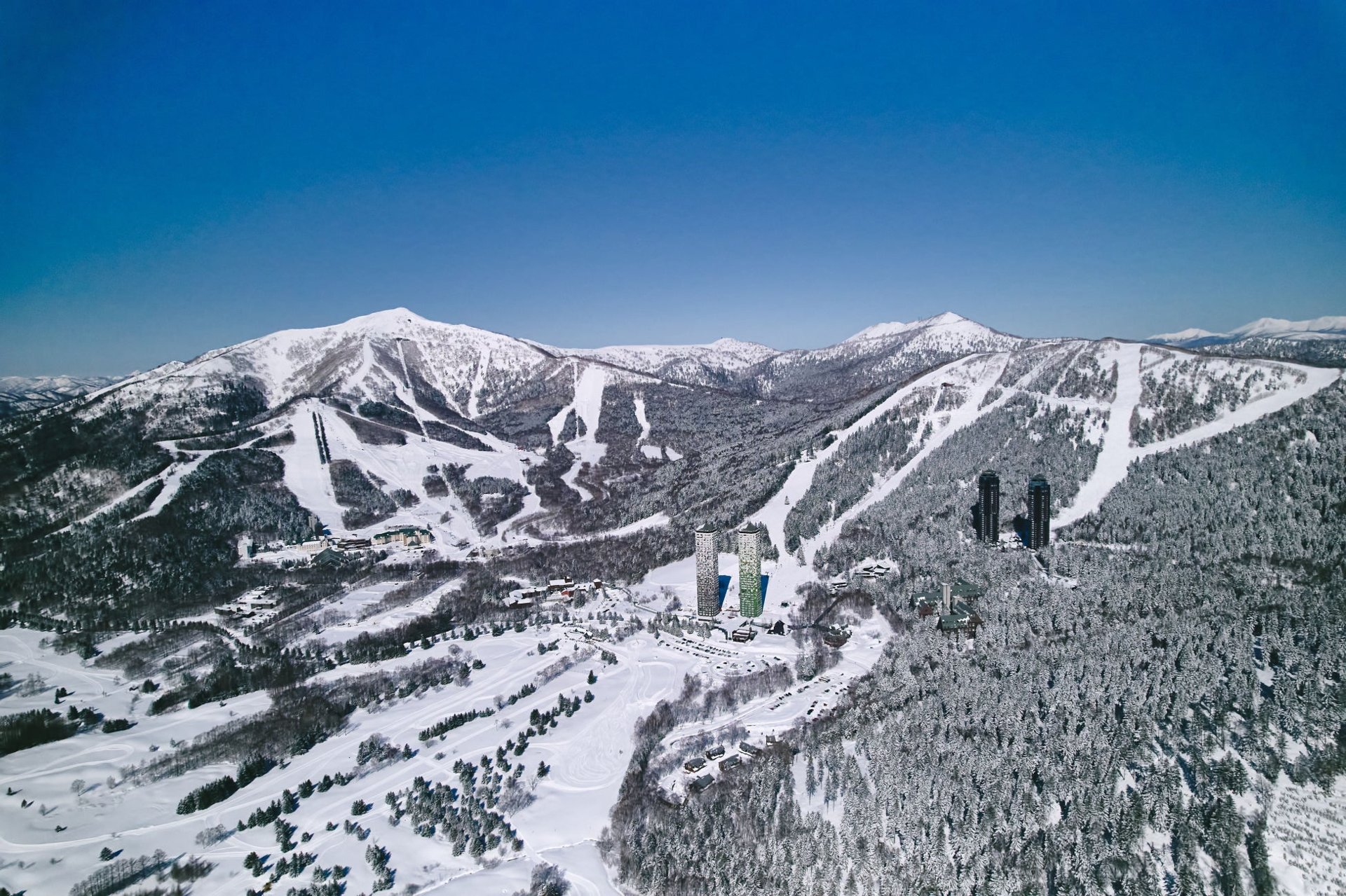 星野リゾート トマム 冬季全景,雪山環繞嘅度假設施