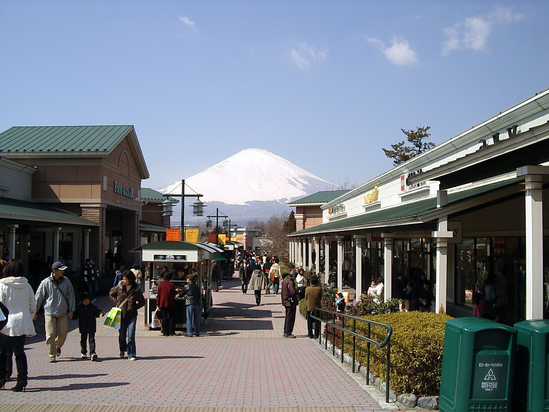 日本寢具品牌專賣店內景,試躺床褥同定制枕頭,背景有御殿場Outlets環境