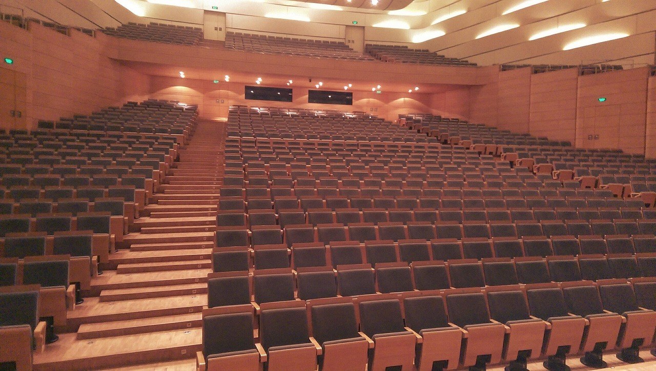 名古屋中日ホール 內景：舞台同紅色觀眾席，準備公開錄製