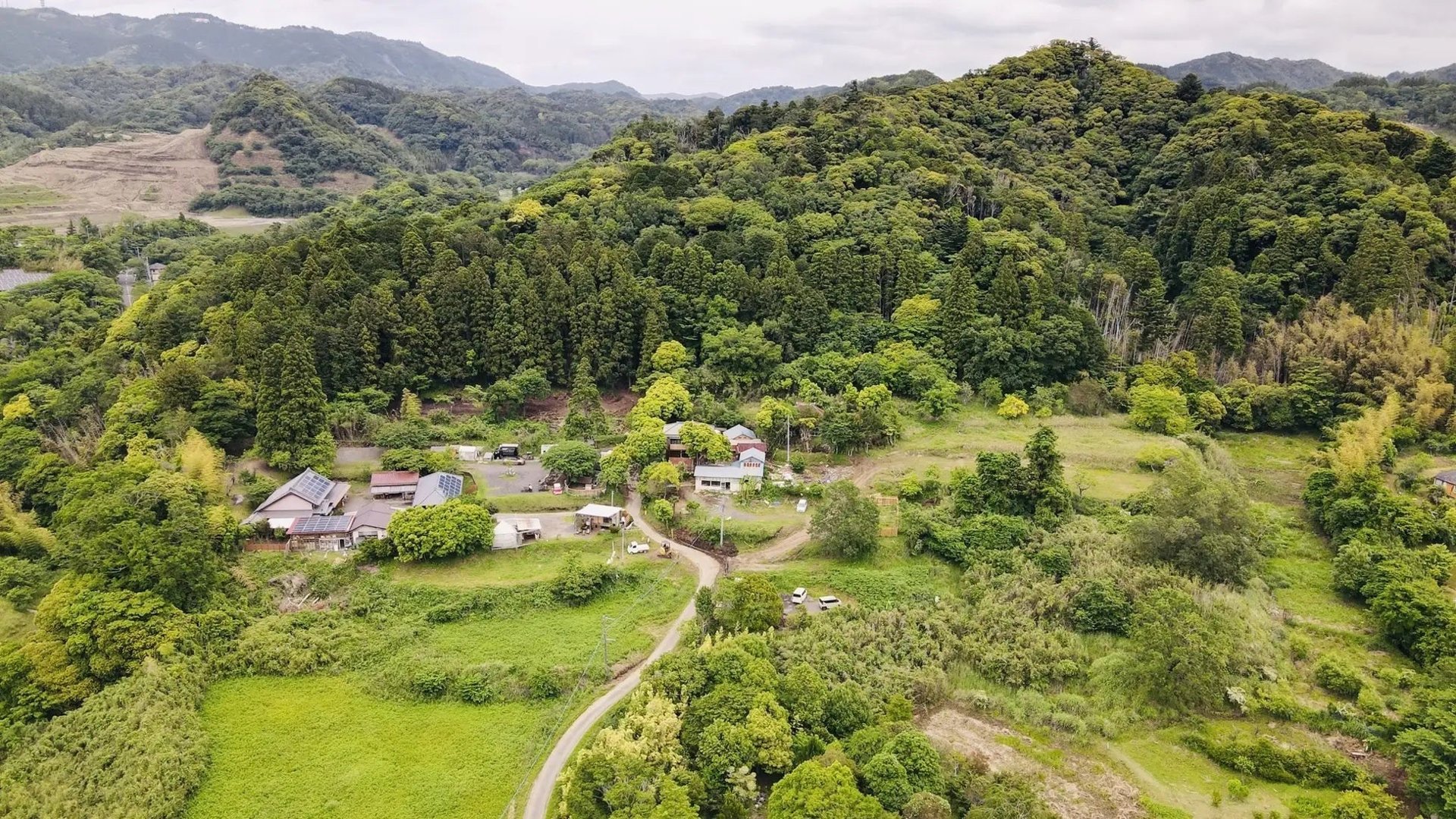 千葉県富津市の里山に、古民家やテントなどが点在する和心村・猫治村。