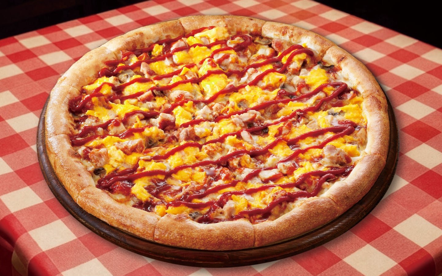AoK's Pizza「復古炸蛋飯」（レトロオムライス）：滑蛋、特製雞肉、洋葱、蘑菇，配茄汁、燒烤醬同芝士（來源：PR TIMES）