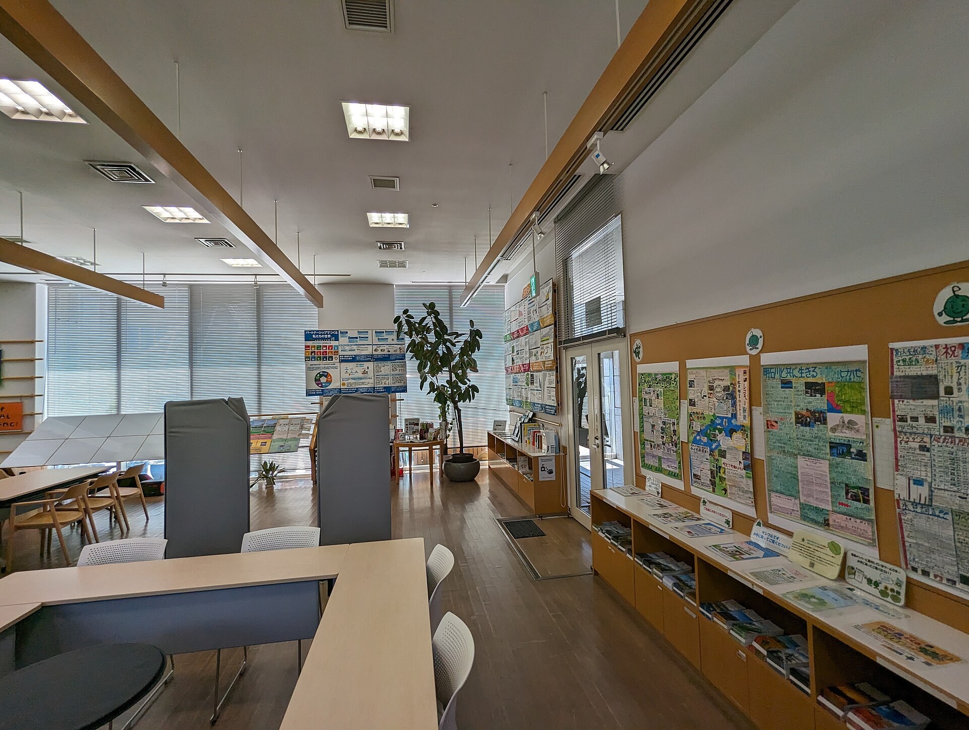 東京國際聯合大學中庭嘅戶外麵包市集，一排排麵包店攤檔，遠景有行人
