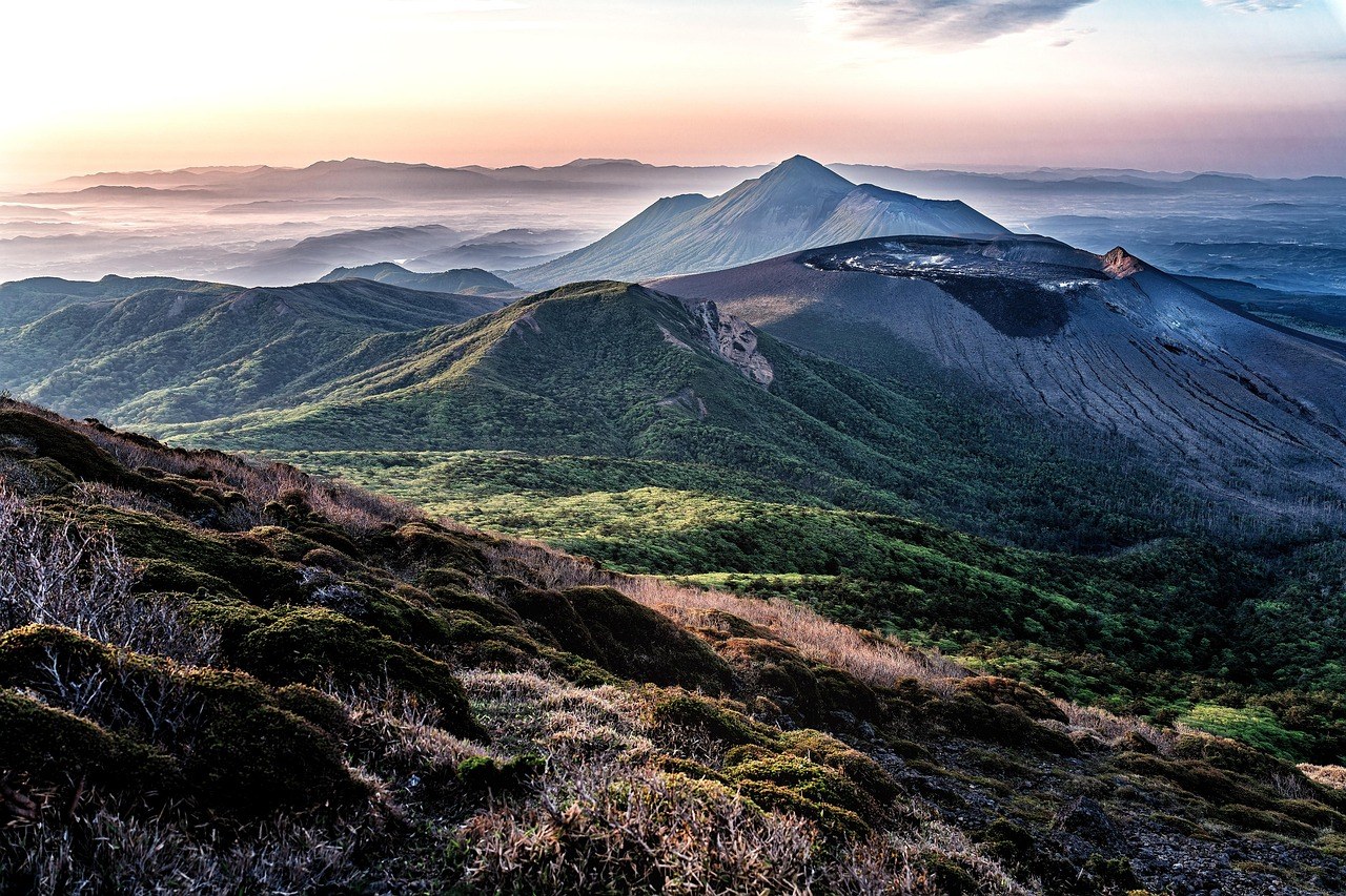 九州地方山景，天空晴朗，象徵10月下旬嘅自然景色