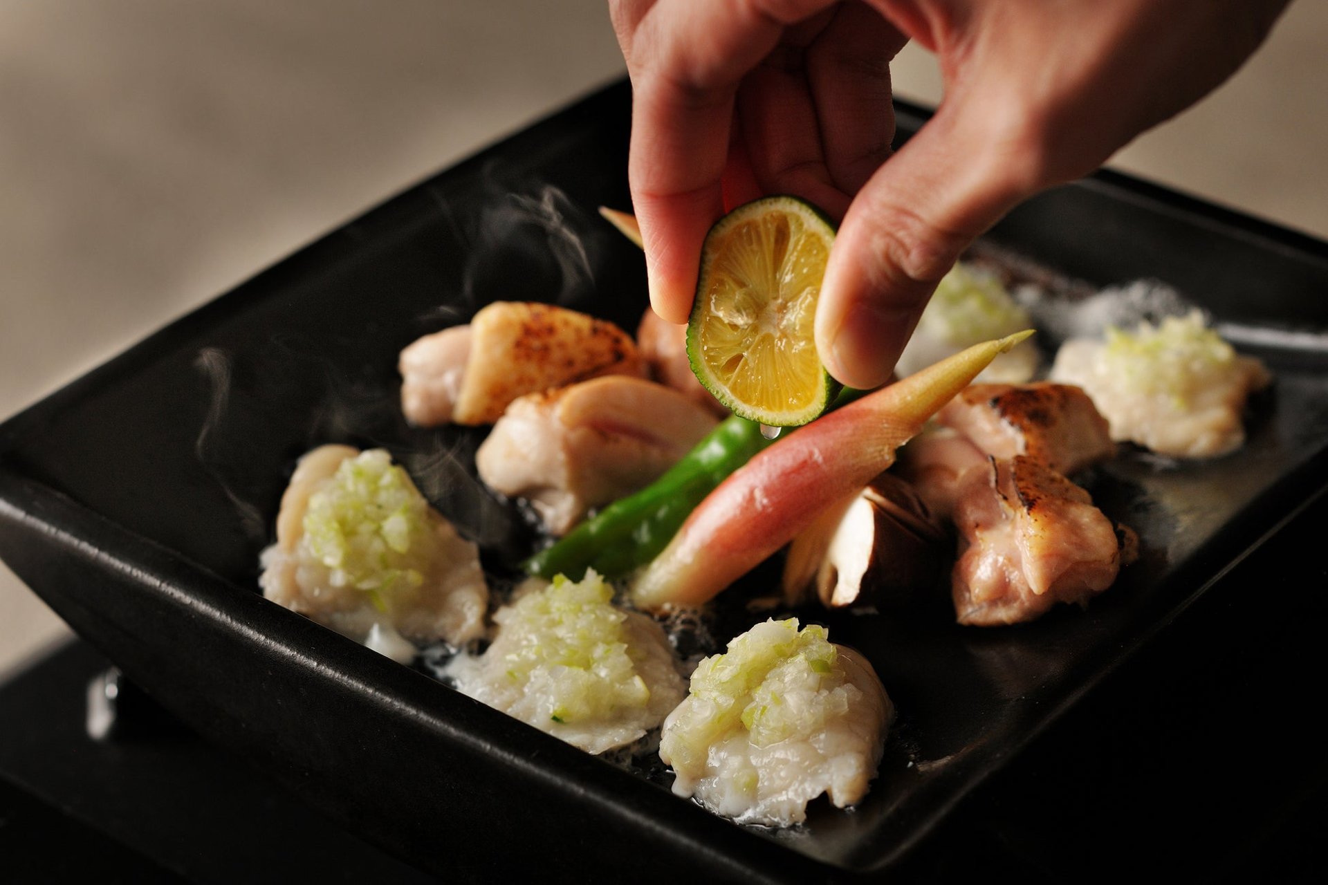 「界 長門」名菜「河豚雞瓦燒」，以山口鄉土料理「瓦そば」為靈感、用瓦型陶板燒制嘅河豚菜式