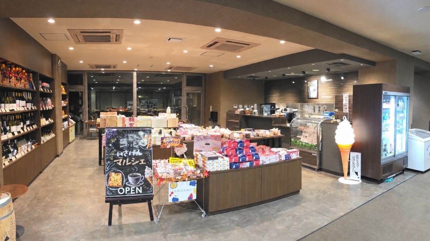 「いさけんマルcherche」店内:賣場同cafe合併後嘅一體空間