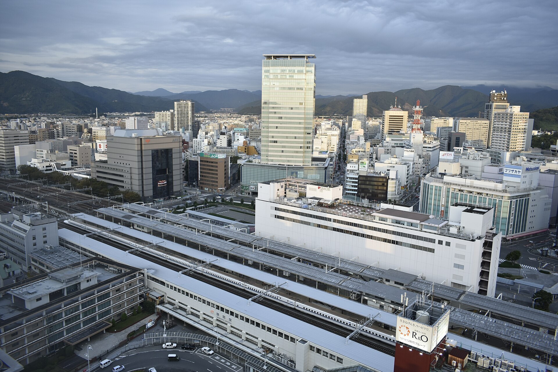 日本百貨公司美食博覽會場地，陳列各地名店食品