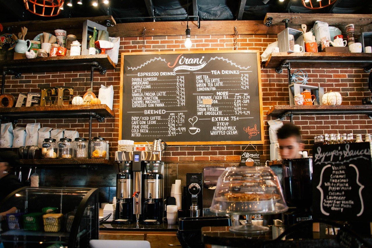 東京咖啡喫茶店内景,木製桌面、咖啡杯同碟,柔和自然光
