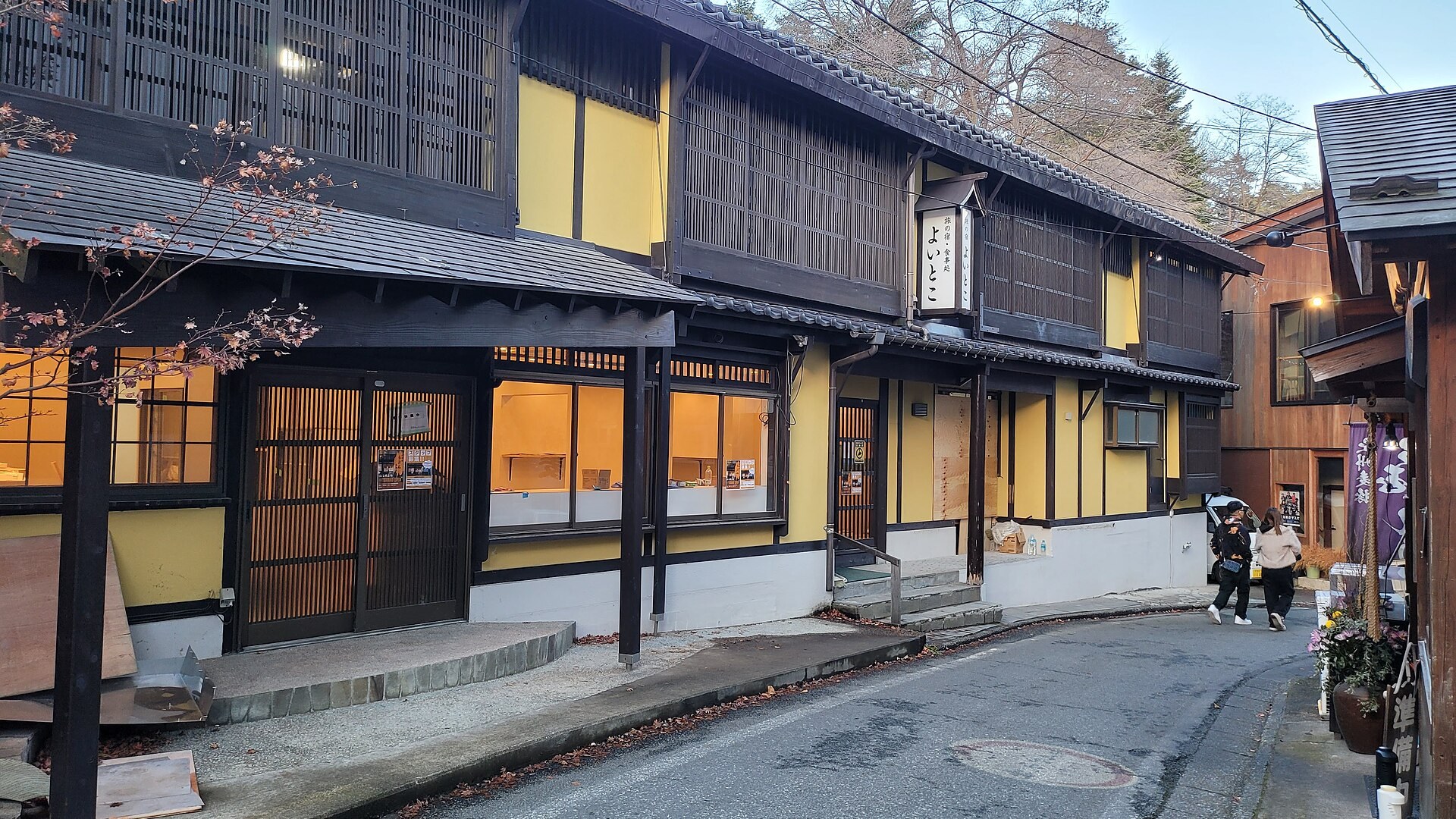 草津溫泉街遠景，前景有80米隧道入口，後方山丘