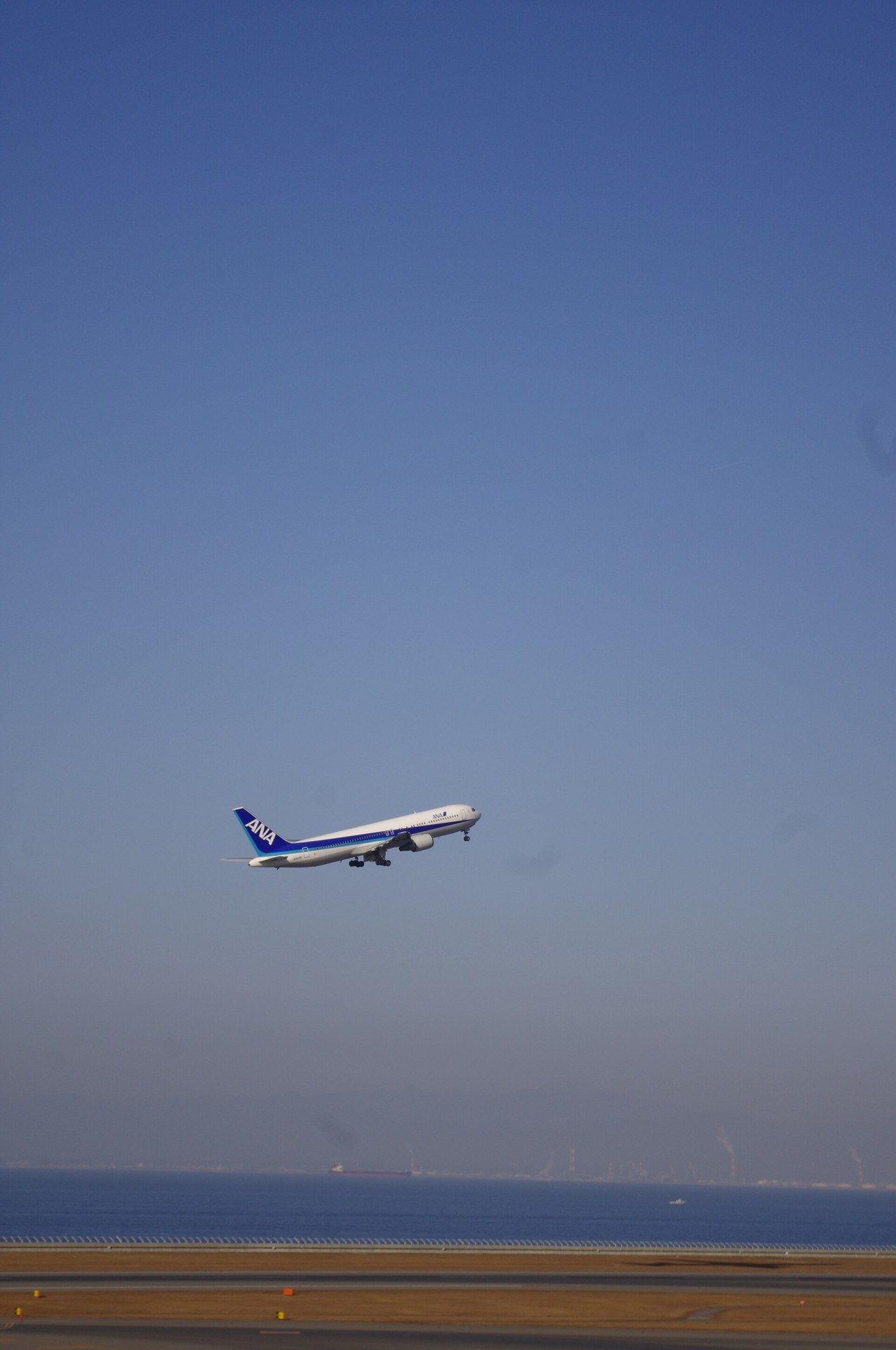 日本中部國際機場（小牧機場）候機樓，窗外出現飛機
