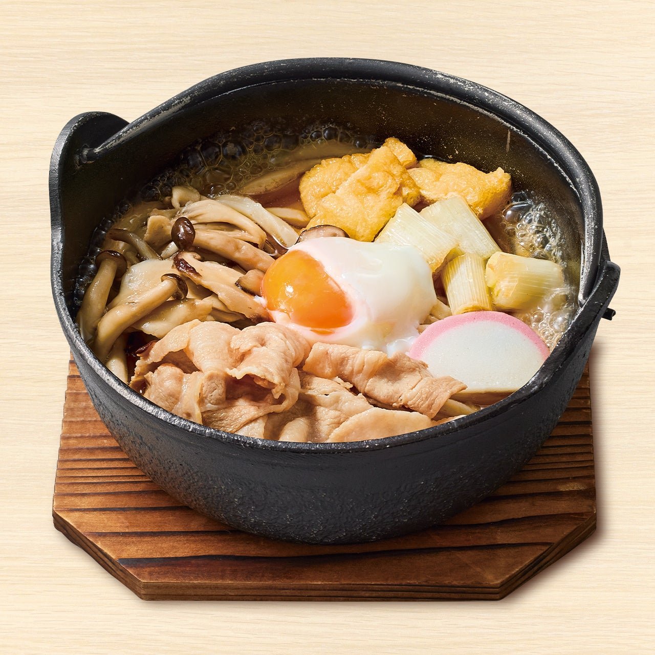 肉鍋焼きうどん，以迷你爐上桌