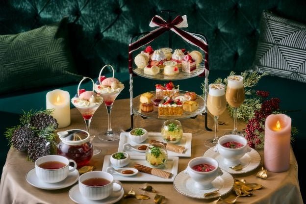 Hilton橫浜冬季下午茶「赤い果実とホワイトチョコ」甜品展示，白朱古力表現雪景，配紅果實
