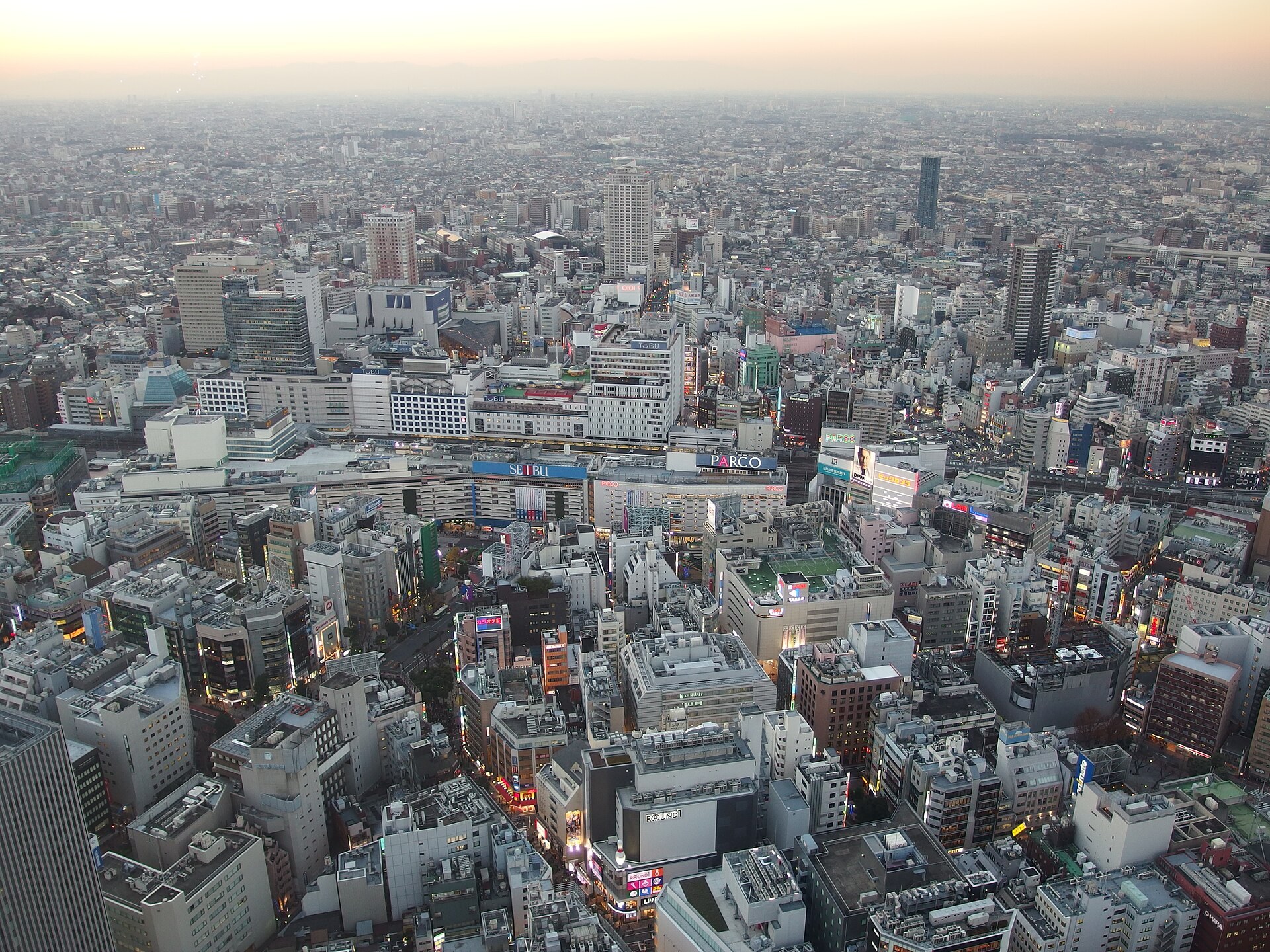 百貨店內嘅日本各地物產展，多櫃地方特產食物排列，包括壽司、燒豬三明治同餅類