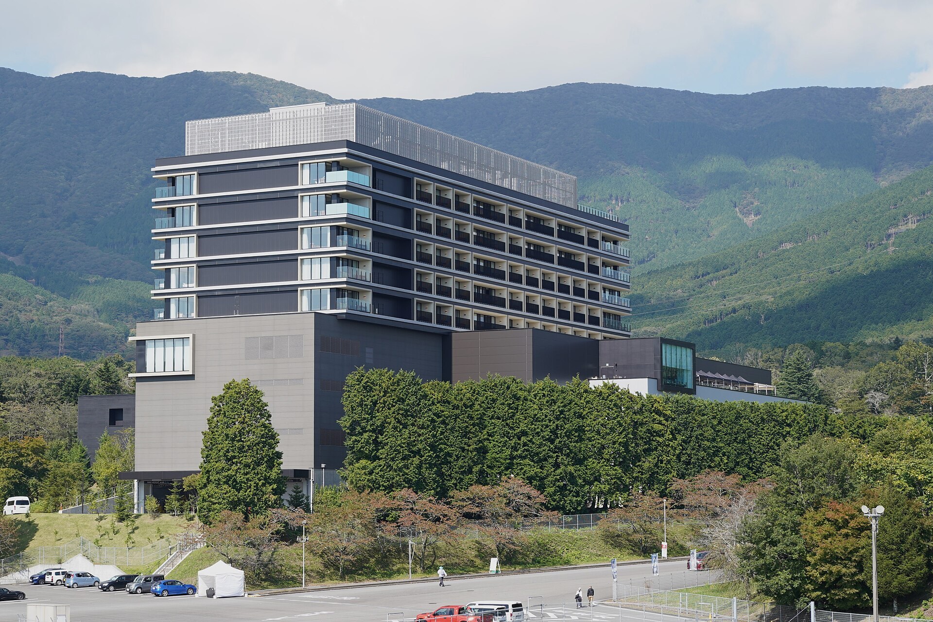 富士山賽道酒店外觀，背景富士山