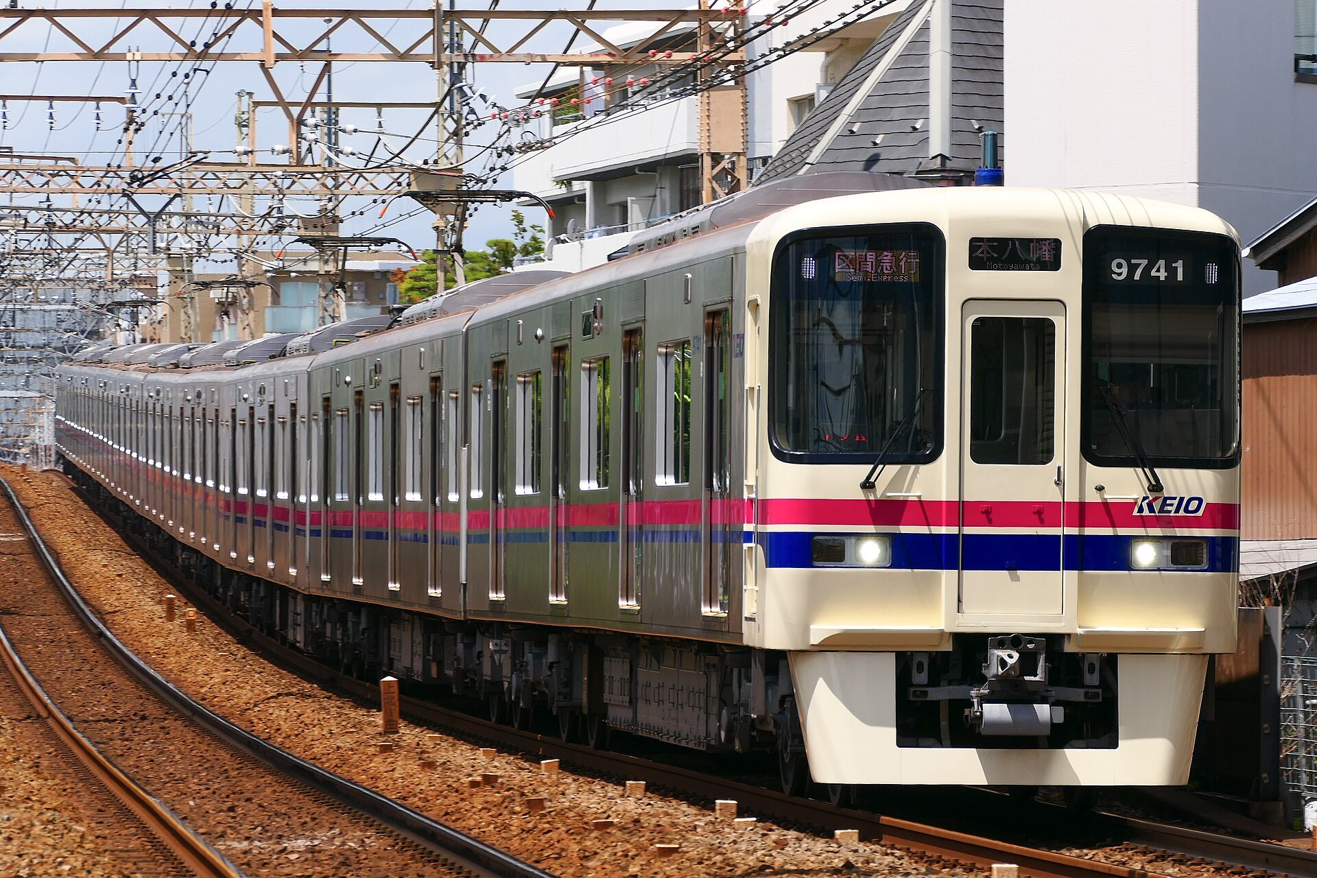 一本A6大小小冊子放喺車站候車室嘅木凳上面